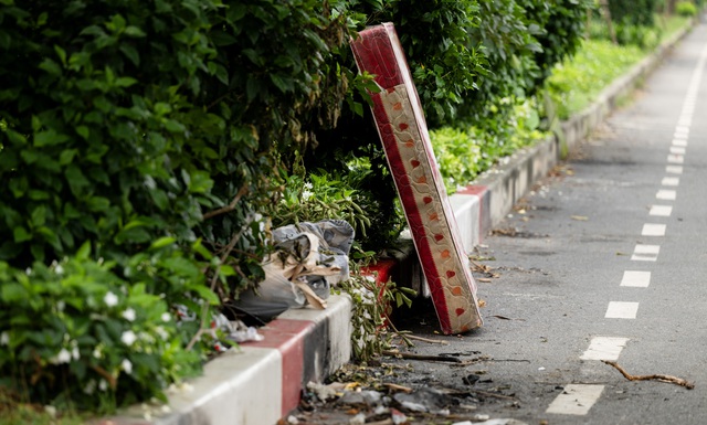 Cảnh tượng lạ tại tuyến phố ở Hà Nội: Một bên ùn tắc, một bên vắng bóng người- Ảnh 14.