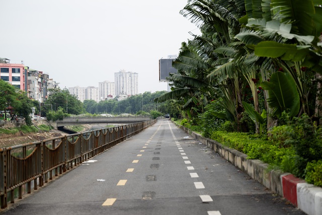 Cảnh tượng lạ tại tuyến phố ở Hà Nội: Một bên ùn tắc, một bên vắng bóng người- Ảnh 11.