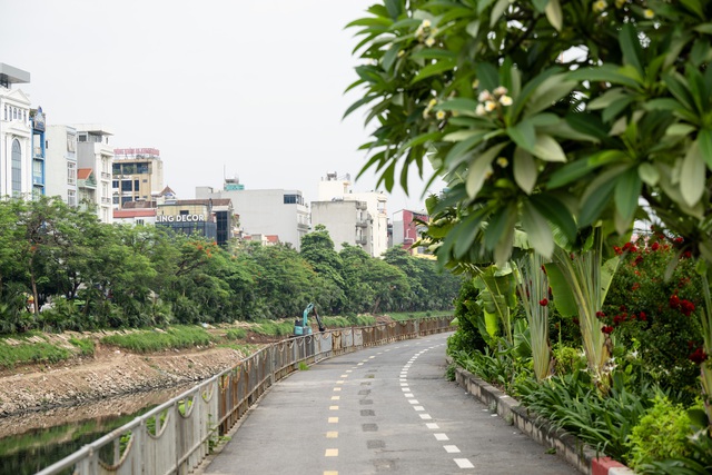 Cảnh tượng lạ tại tuyến phố ở Hà Nội: Một bên ùn tắc, một bên vắng bóng người- Ảnh 10.