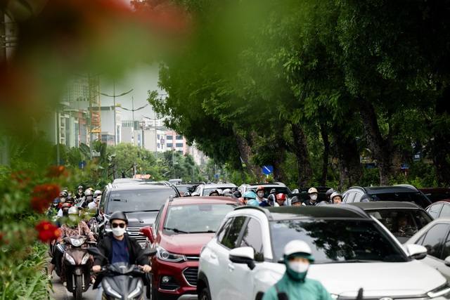 Cảnh tượng lạ tại tuyến phố ở Hà Nội: Một bên ùn tắc, một bên vắng bóng người- Ảnh 9.