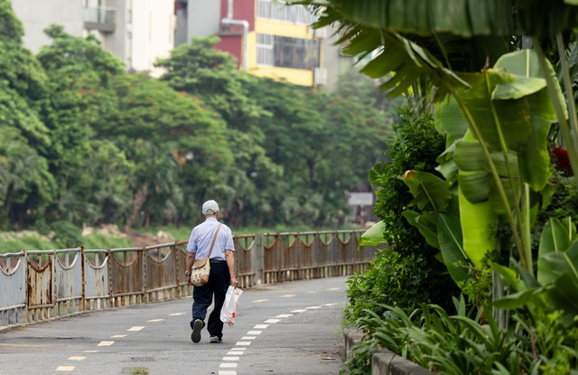 Cảnh tượng lạ tại tuyến phố ở Hà Nội: Một bên ùn tắc, một bên vắng bóng người- Ảnh 12.