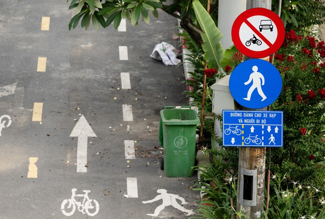 Cảnh tượng lạ tại tuyến phố ở Hà Nội: Một bên ùn tắc, một bên vắng bóng người- Ảnh 3.