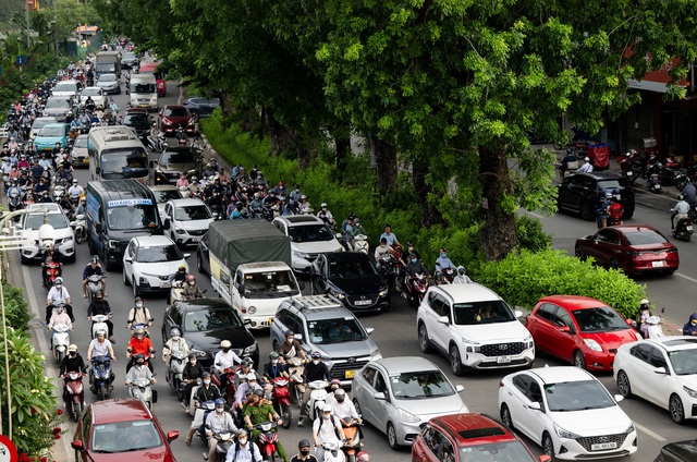 Cảnh tượng lạ tại tuyến phố ở Hà Nội: Một bên ùn tắc, một bên vắng bóng người- Ảnh 8.