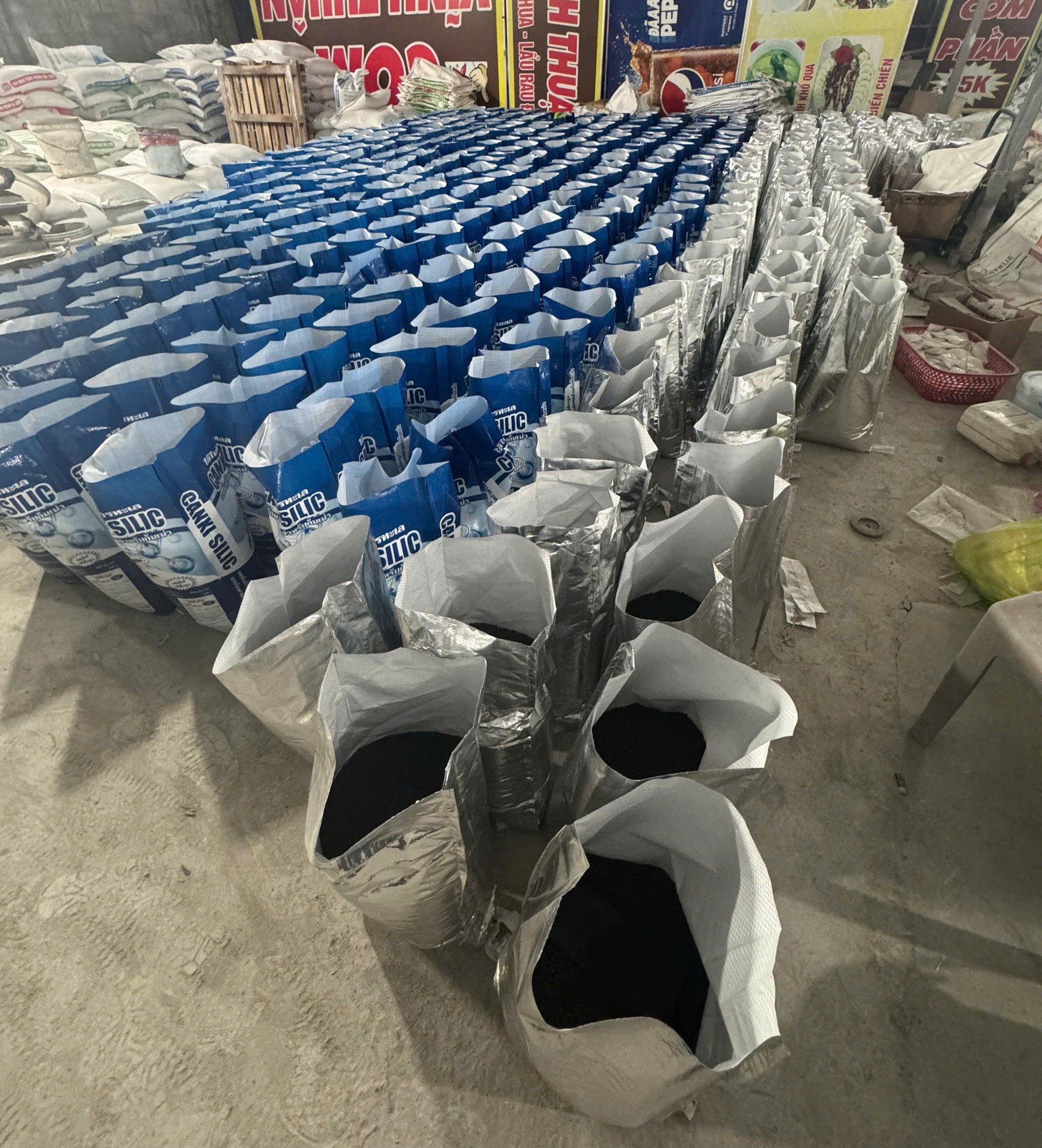 Phát hiện 60 tấn sản phẩm xử lý môi trường nuôi trồng thủy sản không rõ nguồn gốc, không đủ điều kiện sản xuất- Ảnh 2. Phát hiện 60 tấn sản phẩm xử lý môi trường nuôi trồng thủy sản không rõ nguồn gốc, không đủ điều kiện sản xuất- Ảnh 2.