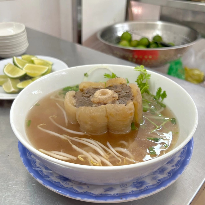 Khó tin: 2 quán phở có công thức y hệt nhưng lại được Michelin 3 năm liên tiếp- Ảnh 7. Khó tin: 2 quán phở có công thức y hệt nhưng lại được Michelin 3 năm liên tiếp- Ảnh 7.