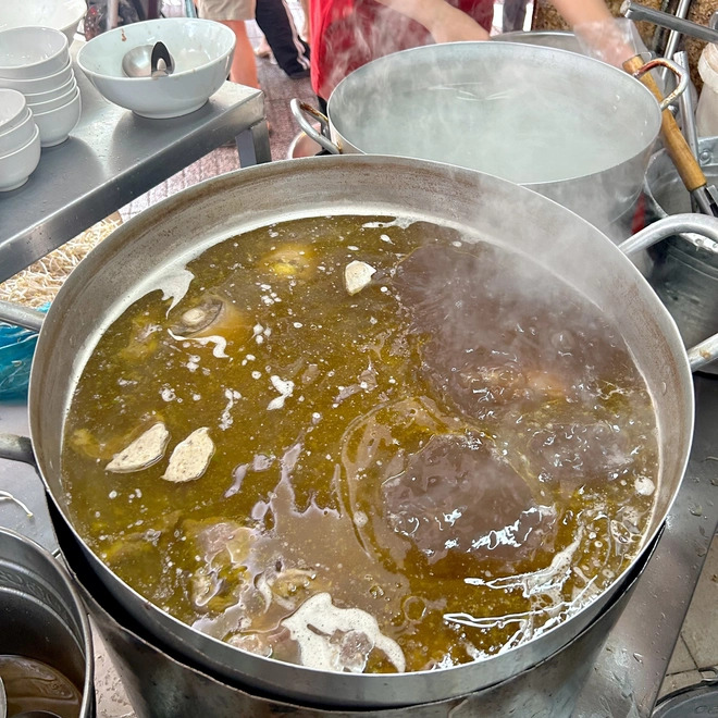 Khó tin: 2 quán phở có công thức y hệt nhưng lại được Michelin 3 năm liên tiếp- Ảnh 5. Khó tin: 2 quán phở có công thức y hệt nhưng lại được Michelin 3 năm liên tiếp- Ảnh 5.