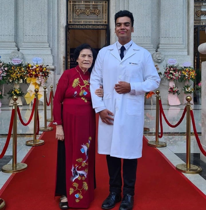 'Thần đồng âm nhạc' từng gây sốt truyền hình vì biết chơi 16 nhạc cụ giờ ra sao?- Ảnh 2. 'Thần đồng âm nhạc' từng gây sốt truyền hình vì biết chơi 16 nhạc cụ giờ ra sao?- Ảnh 2.