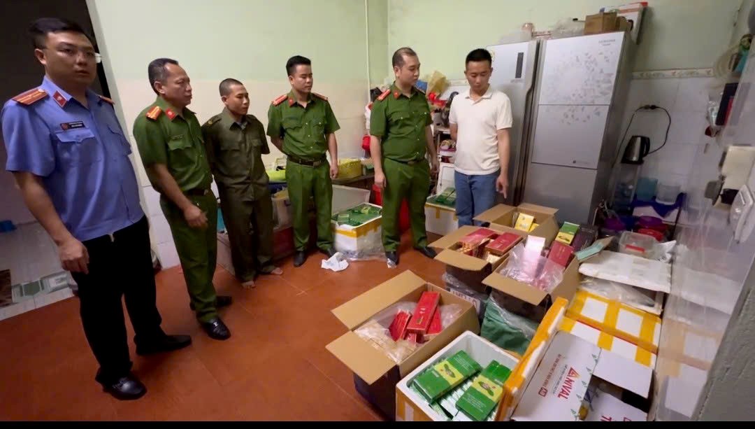 Bắt, khám xét khẩn cấp chỗ ở của Vũ Văn Thắng và Nguyễn Đăng Long- Ảnh 2. Bắt, khám xét khẩn cấp chỗ ở của Vũ Văn Thắng và Nguyễn Đăng Long- Ảnh 2.