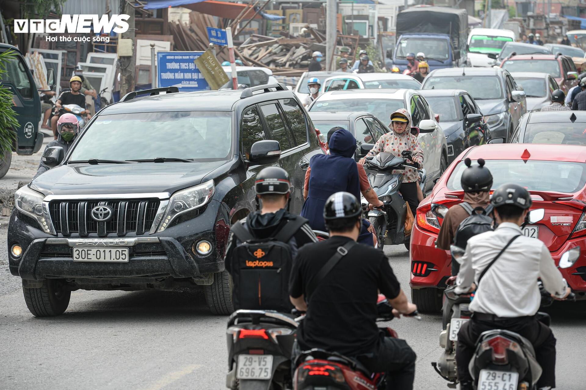 Đường hơn 2km ở Hà Nội làm gần một thập kỷ chưa xong- Ảnh 8. Đường hơn 2km ở Hà Nội làm gần một thập kỷ chưa xong- Ảnh 8.
