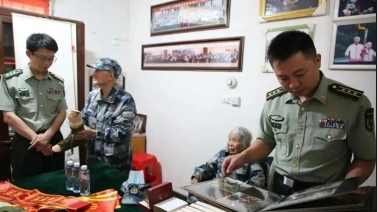 Danh tính của 2 vợ chồng U90 đi giày rách nhưng chuyển khoản tặng hơn 36 tỷ đồng cho chính quyền khiến cả tỉnh lặng người- Ảnh 1.