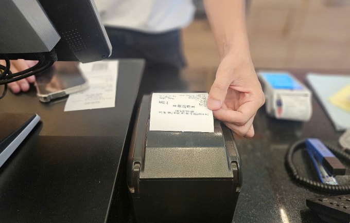 1 phút hỏi đáp thuế: Kinh doanh hàng tiêu dùng muốn xuất hóa đơn bán hàng, nhưng khách hàng từ chối cung cấp thông tin thì làm thế nào?- Ảnh 2.