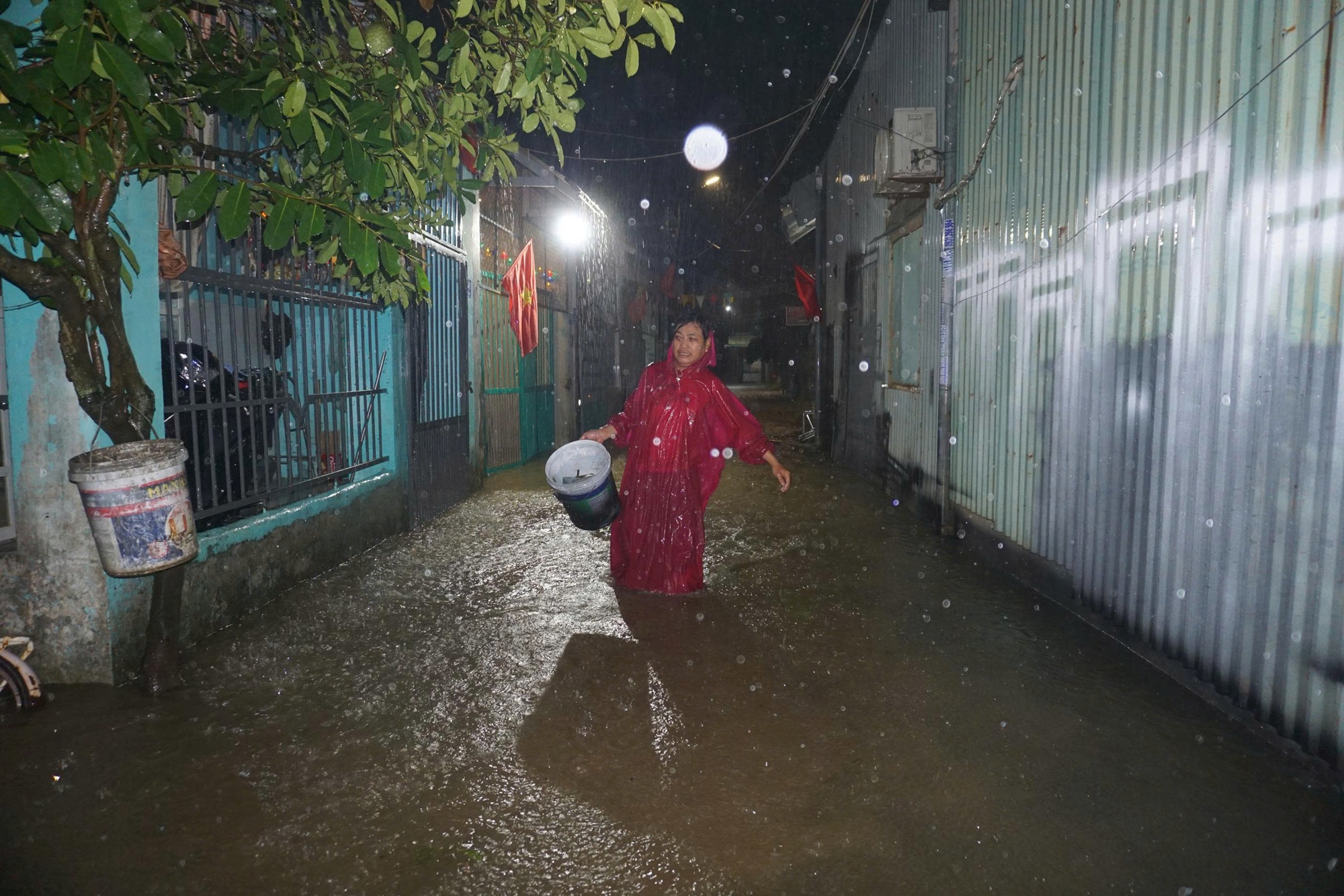 Bão số 1 gây mưa lớn, người dân Đà Nẵng trắng đêm chạy lụt giữa mùa hè- Ảnh 11.
