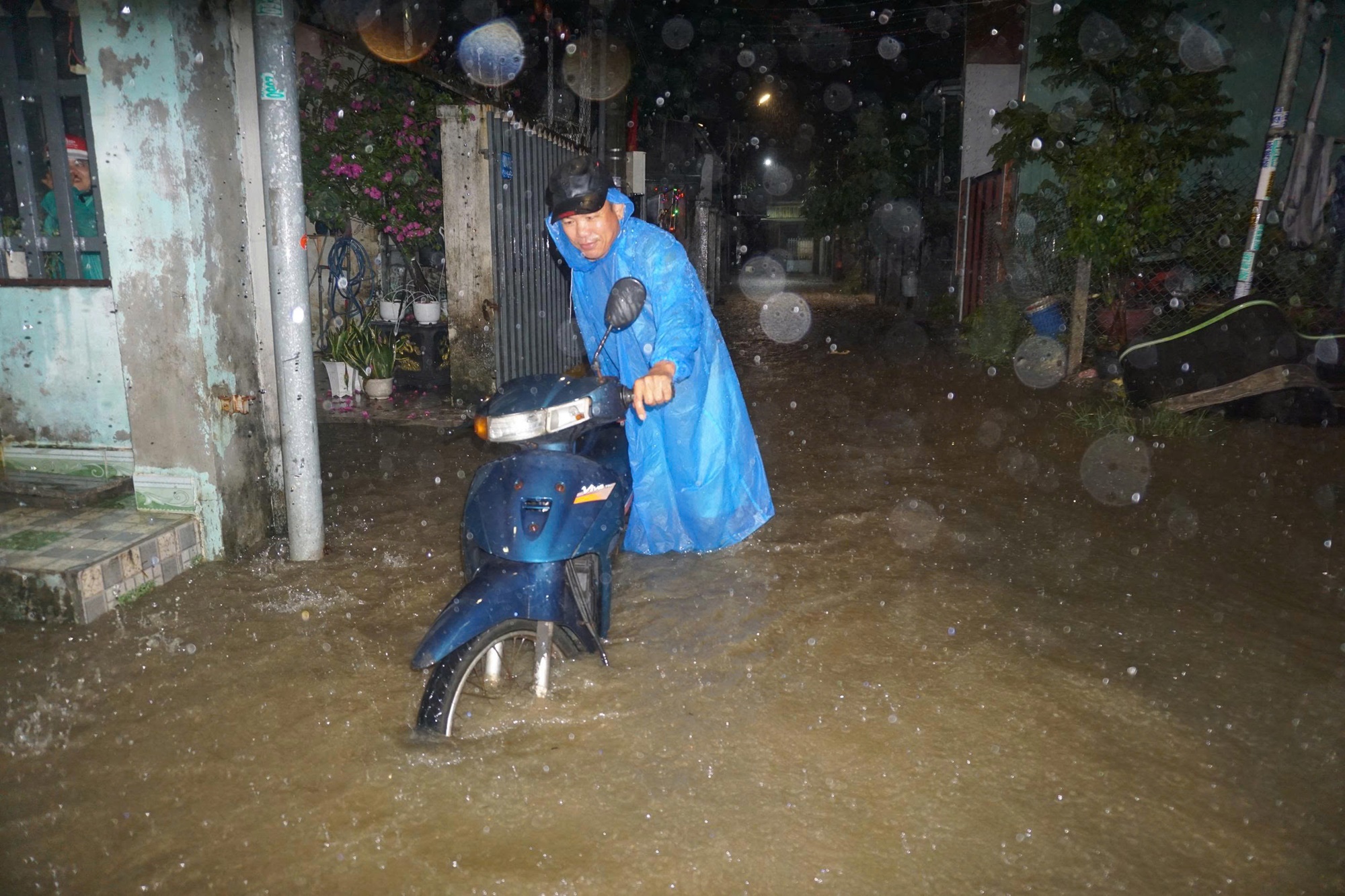 Bão số 1 gây mưa lớn, người dân Đà Nẵng trắng đêm chạy lụt giữa mùa hè- Ảnh 12.