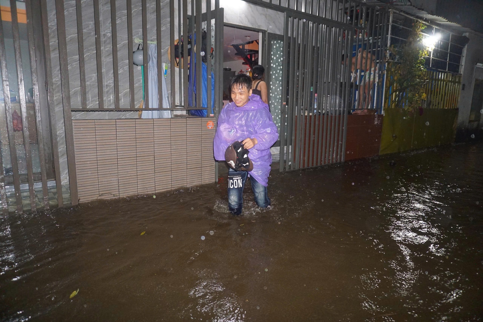 Bão số 1 gây mưa lớn, người dân Đà Nẵng trắng đêm chạy lụt giữa mùa hè- Ảnh 10.