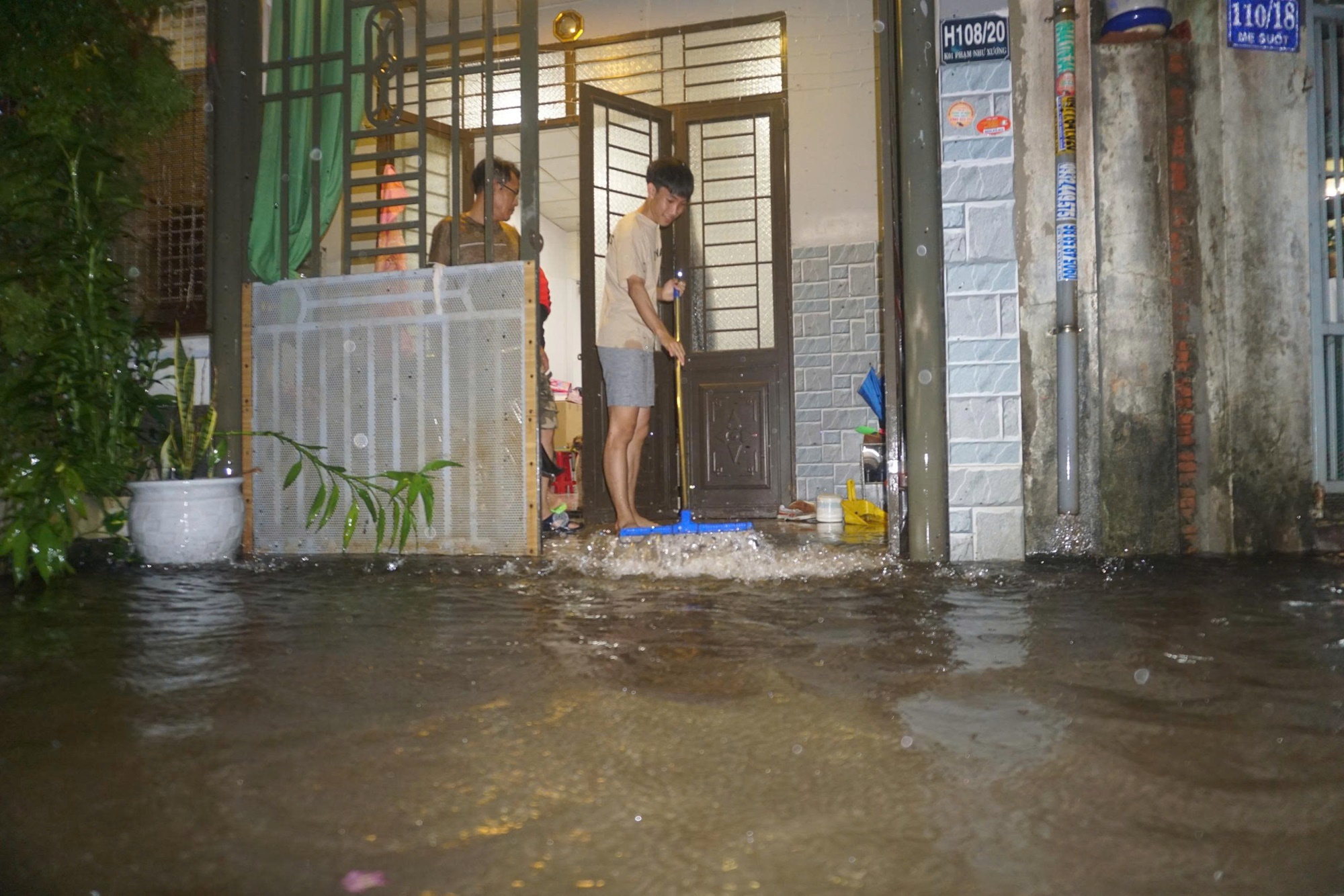 Bão số 1 gây mưa lớn, người dân Đà Nẵng trắng đêm chạy lụt giữa mùa hè- Ảnh 13.