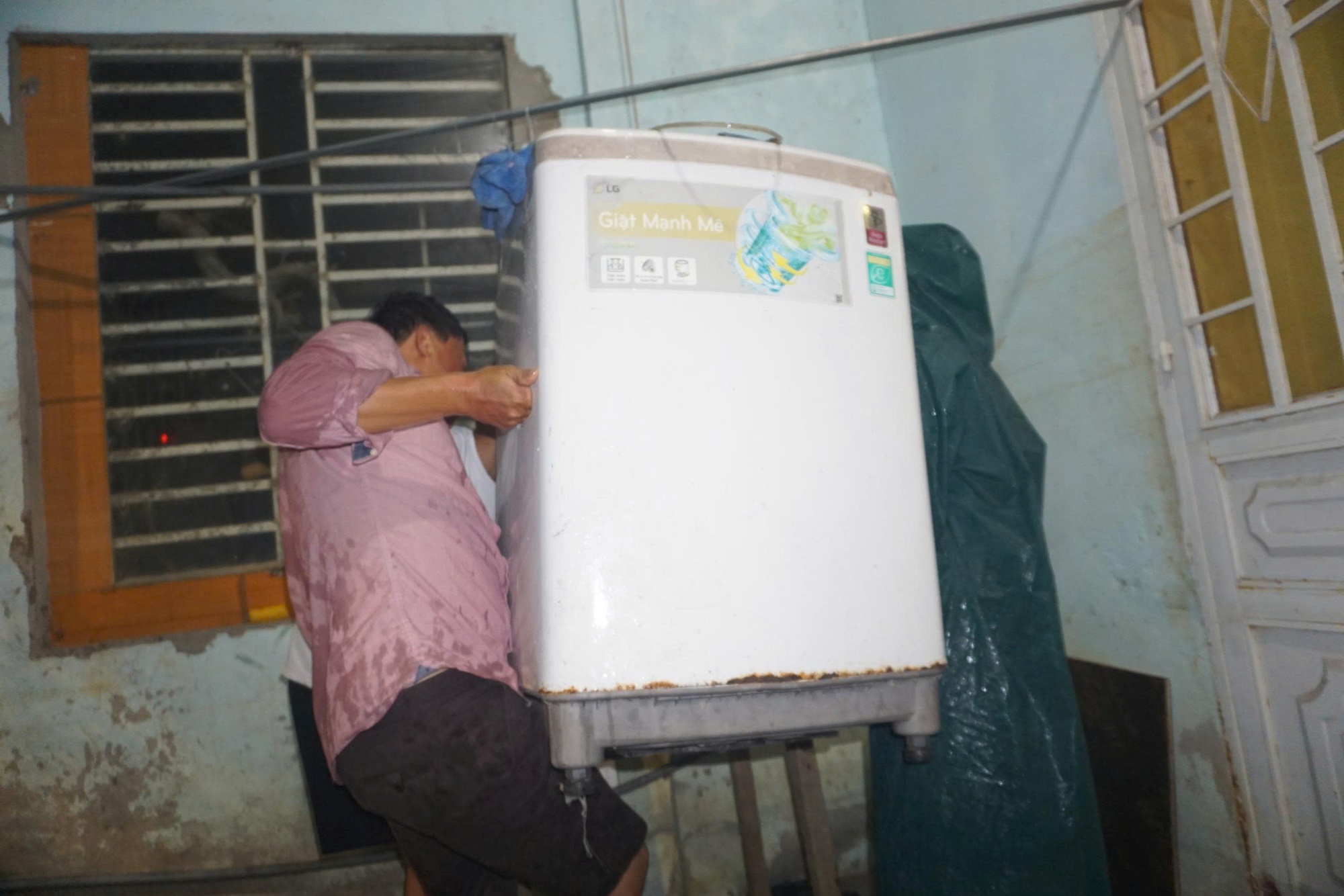 Bão số 1 gây mưa lớn, người dân Đà Nẵng trắng đêm chạy lụt giữa mùa hè- Ảnh 5.