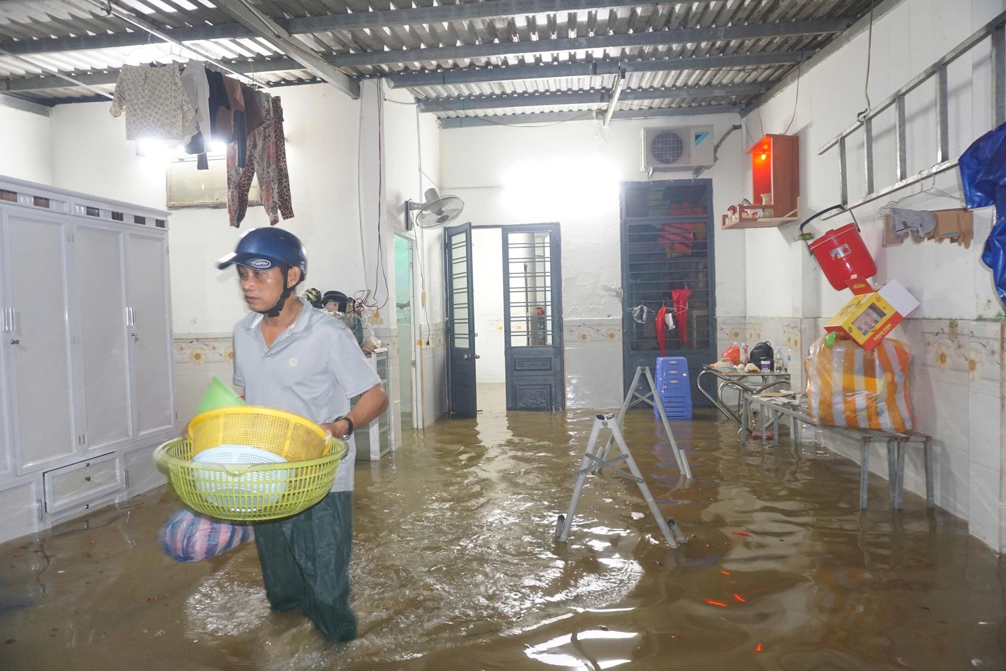 Bão số 1 gây mưa lớn, người dân Đà Nẵng trắng đêm chạy lụt giữa mùa hè- Ảnh 4.