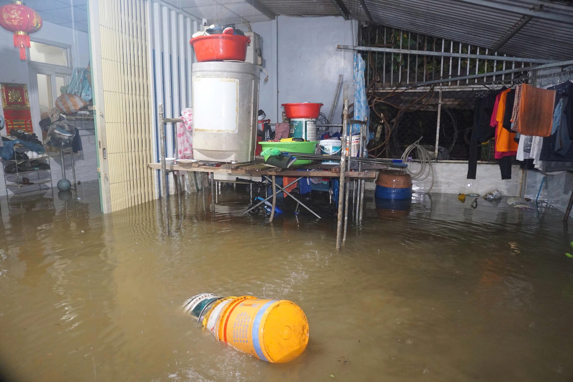 Bão số 1 gây mưa lớn, người dân Đà Nẵng trắng đêm chạy lụt giữa mùa hè- Ảnh 6.
