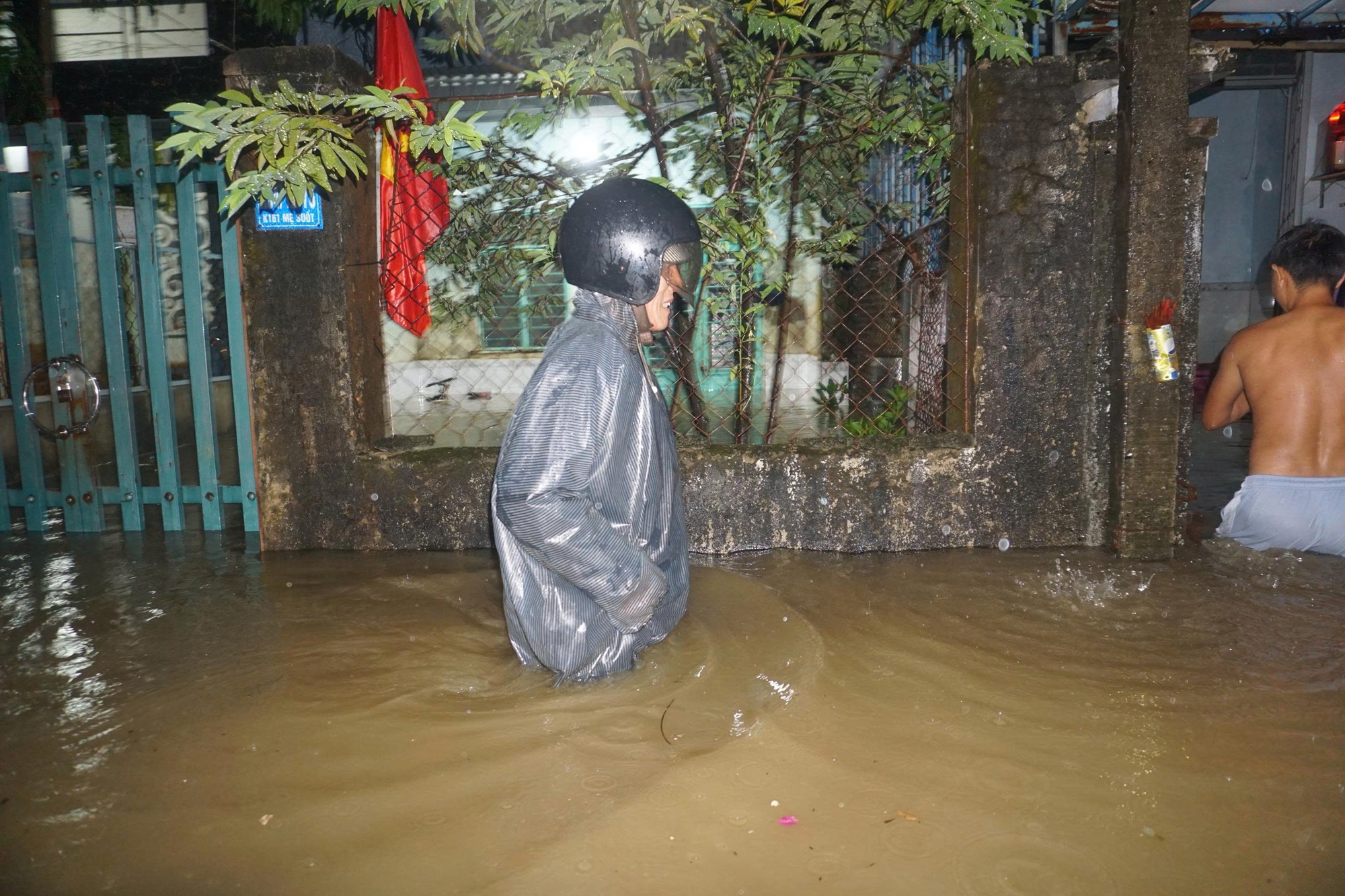 Bão số 1 gây mưa lớn, người dân Đà Nẵng trắng đêm chạy lụt giữa mùa hè- Ảnh 9.