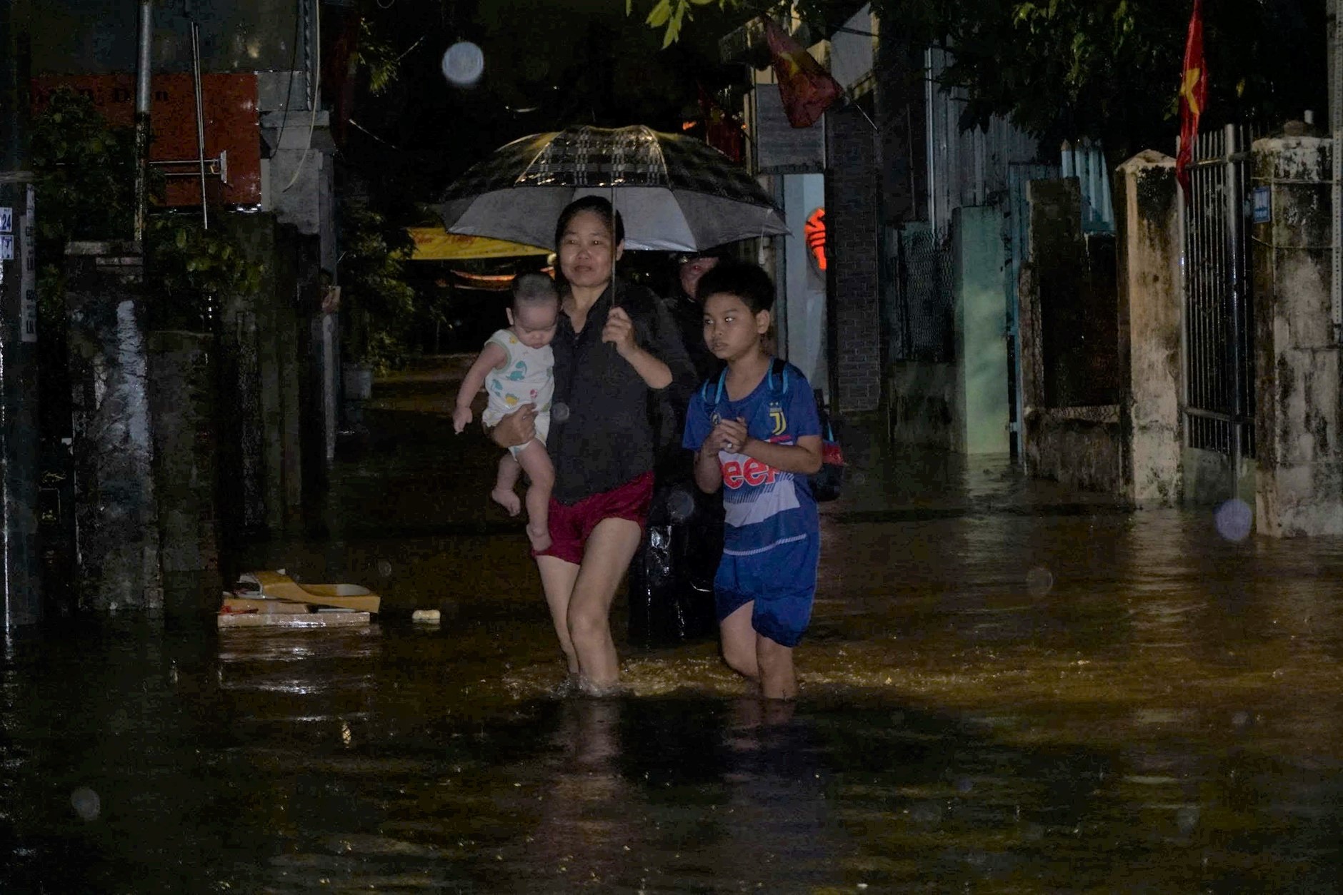 Bão số 1 gây mưa lớn, người dân Đà Nẵng trắng đêm chạy lụt giữa mùa hè- Ảnh 2.
