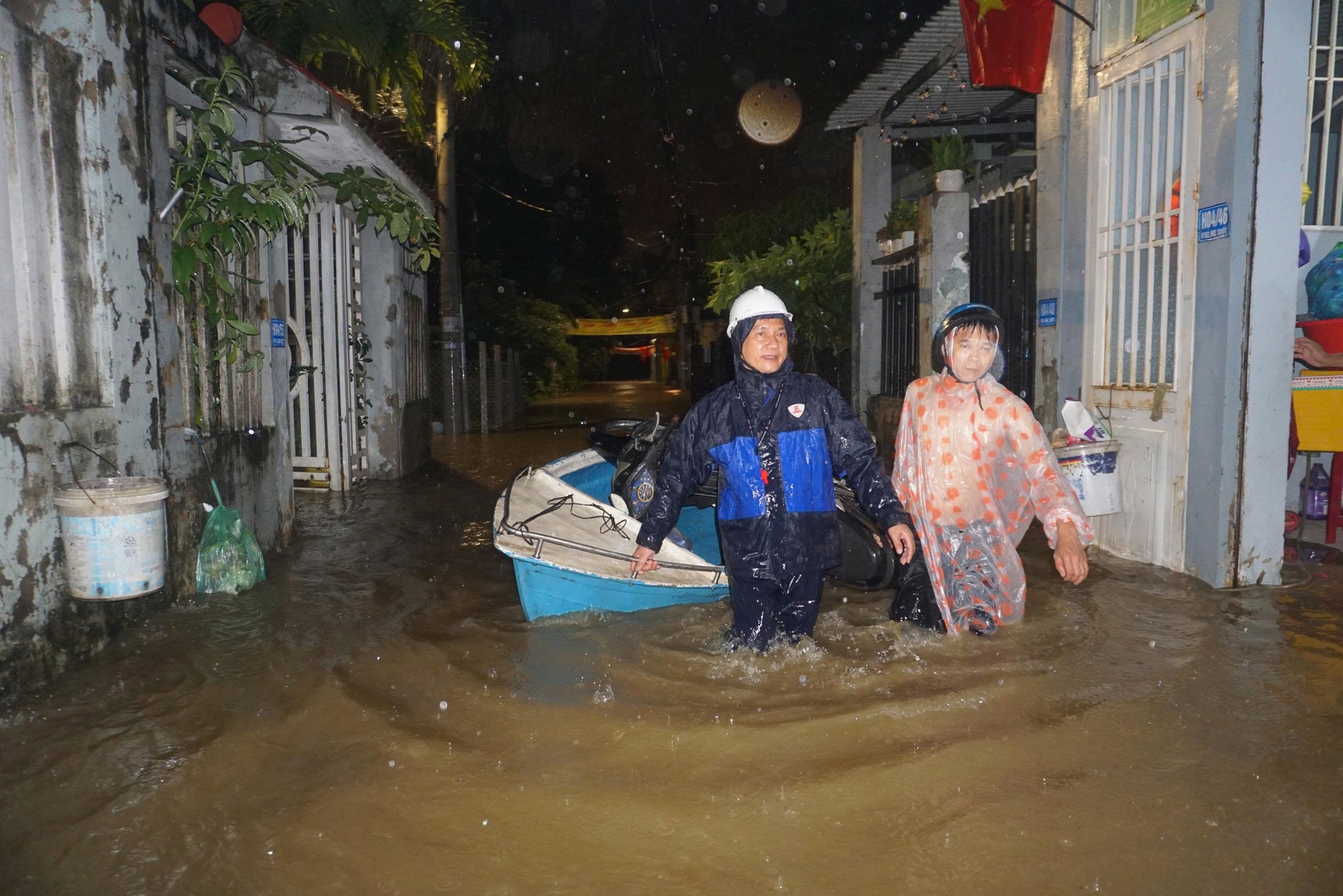 Bão số 1 gây mưa lớn, người dân Đà Nẵng trắng đêm chạy lụt giữa mùa hè- Ảnh 7.
