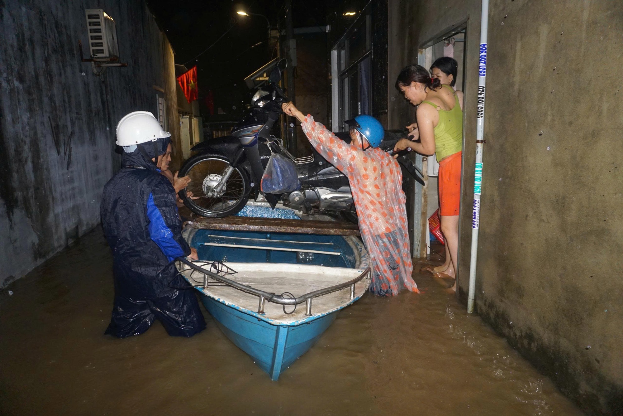 Bão số 1 gây mưa lớn, người dân Đà Nẵng trắng đêm chạy lụt giữa mùa hè- Ảnh 8.