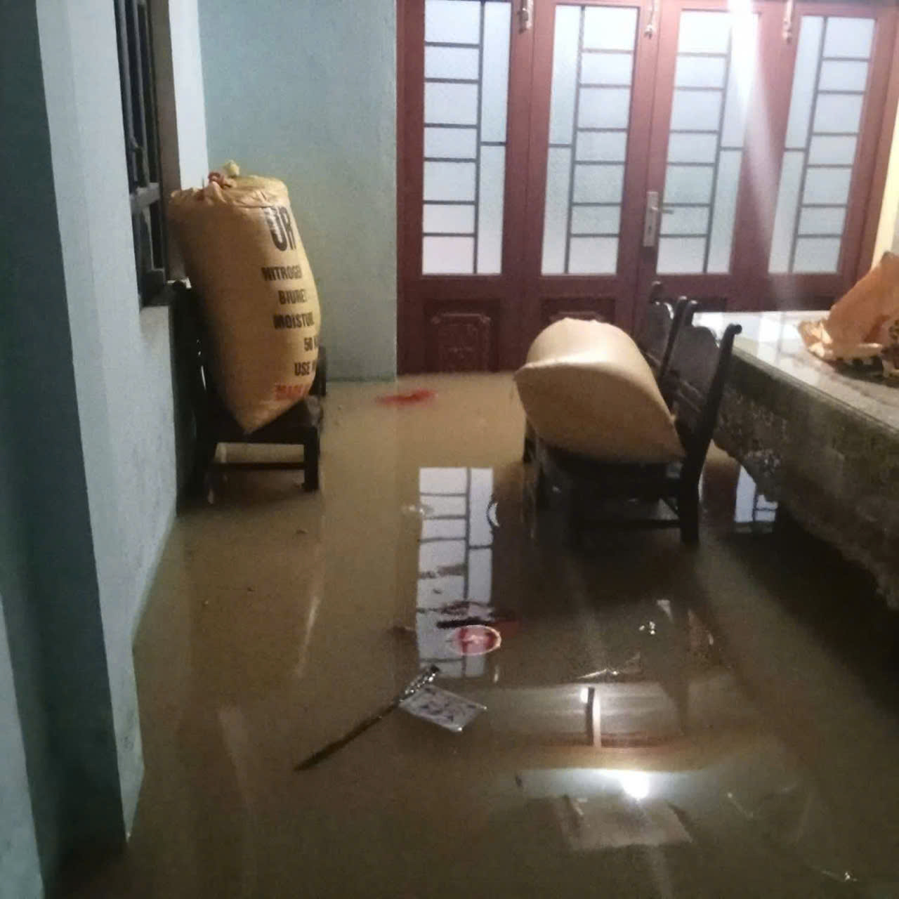 Bão số 1: Nước lụt tràn vào nhà dân, thủy điện thông báo xả lũ- Ảnh 7. Bão số 1: Nước lụt tràn vào nhà dân, thủy điện thông báo xả lũ- Ảnh 7.