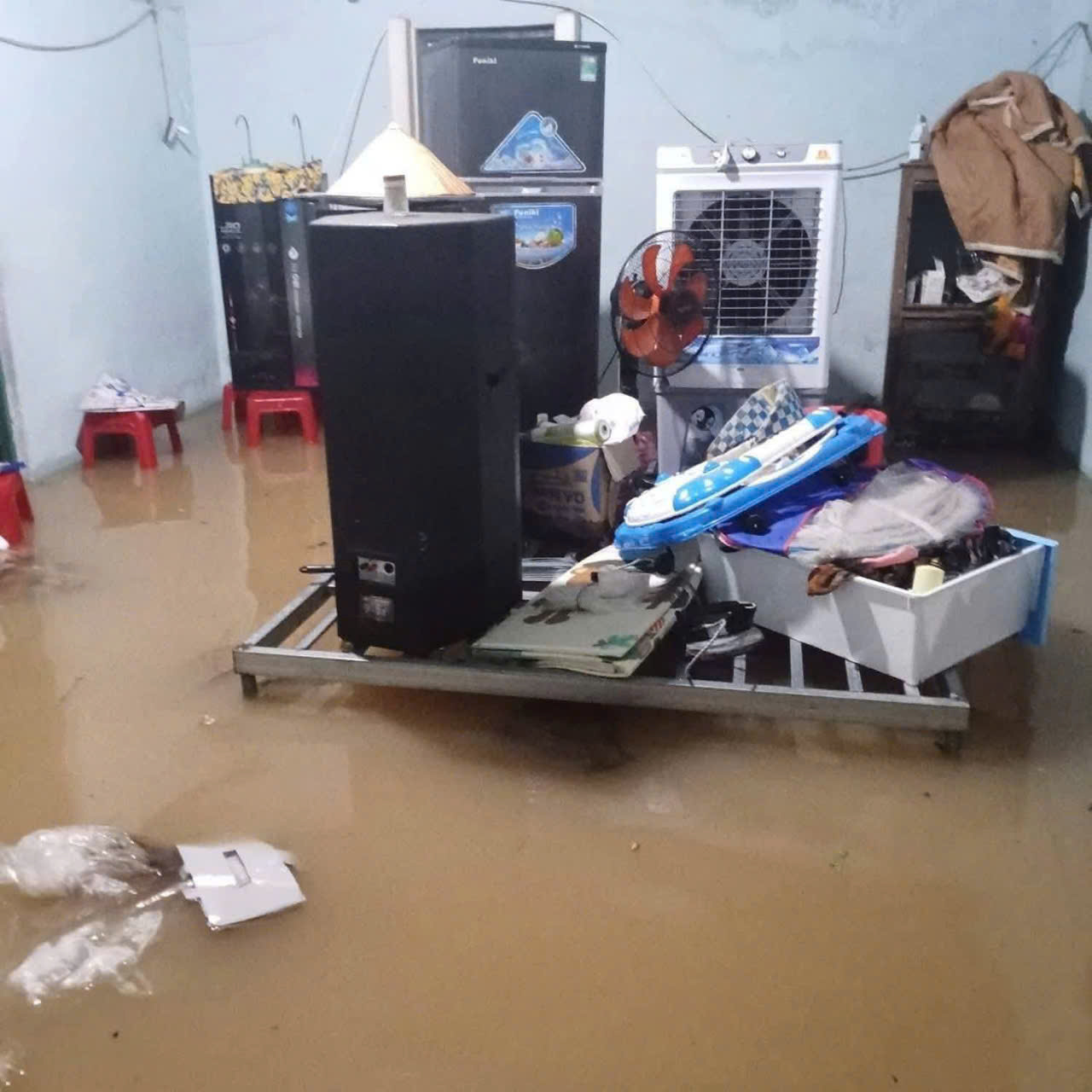 Bão số 1: Nước lụt tràn vào nhà dân, thủy điện thông báo xả lũ- Ảnh 8. Bão số 1: Nước lụt tràn vào nhà dân, thủy điện thông báo xả lũ- Ảnh 8.