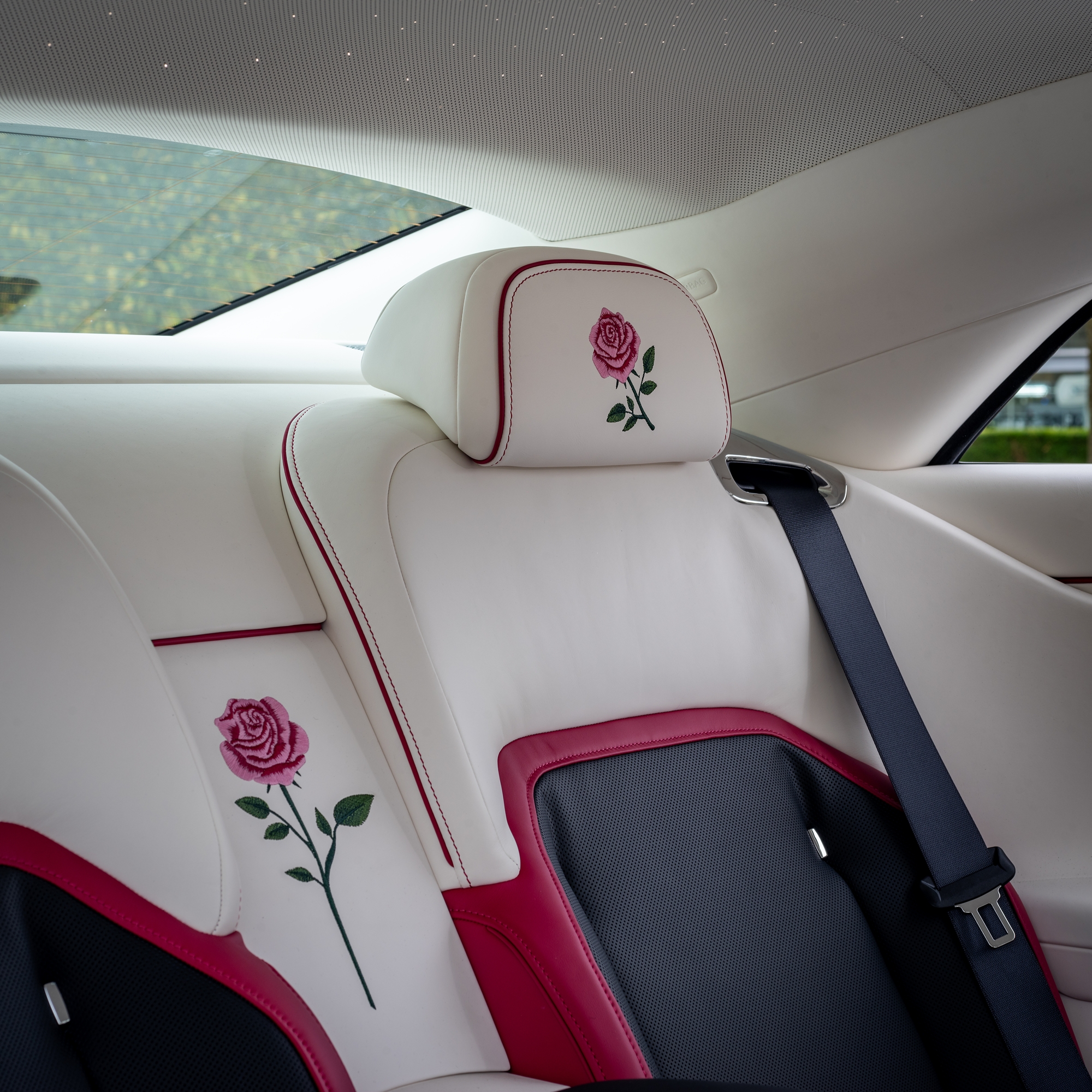 Mẹ tặng con gái Rolls-Royce Spectre hàng thửa với họa tiết hoa hồng thêu bằng kỹ thuật hoàn toàn mới- Ảnh 5. Mẹ tặng con gái Rolls-Royce Spectre hàng thửa với họa tiết hoa hồng thêu bằng kỹ thuật hoàn toàn mới- Ảnh 5.