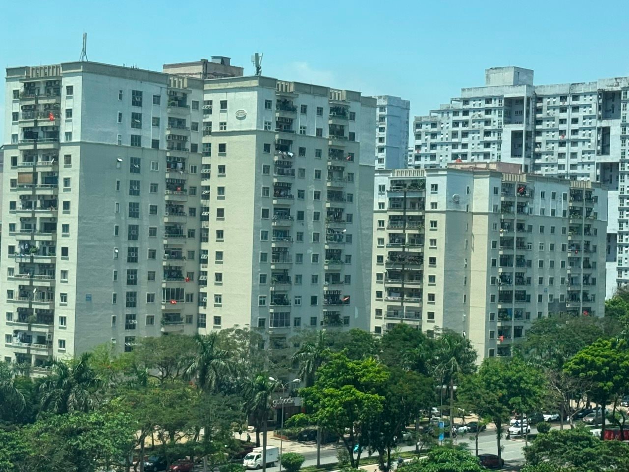 Trái chiều dự báo diễn biến giá chung cư Hà Nội- Ảnh 1. Trái chiều dự báo diễn biến giá chung cư Hà Nội- Ảnh 1.