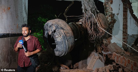 Thảm hoạ hàng không tại Ấn Độ: Người thân trắng đêm chờ nhận dạng thi thể, nhiều nạn nhân không thể xác định danh tính do bị huỷ hoại hoàn toàn- Ảnh 11. Thảm hoạ hàng không tại Ấn Độ: Người thân trắng đêm chờ nhận dạng thi thể, nhiều nạn nhân không thể xác định danh tính do bị huỷ hoại hoàn toàn- Ảnh 11.