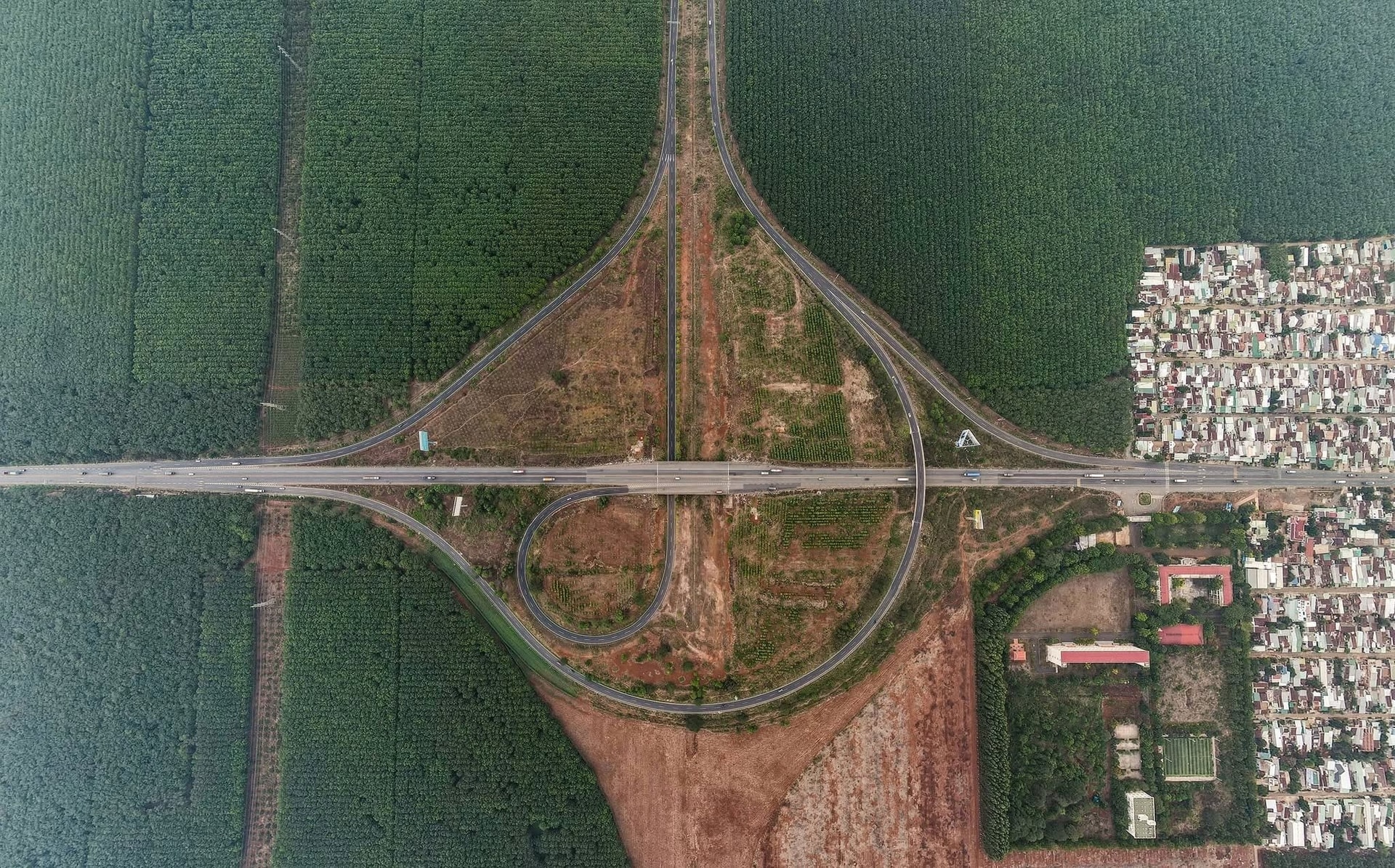 Công ty của ông Trần Bá Dương ký hợp đồng BOT dự án cao tốc Dầu Giây - Tân Phú 8.400 tỷ đồng- Ảnh 1.