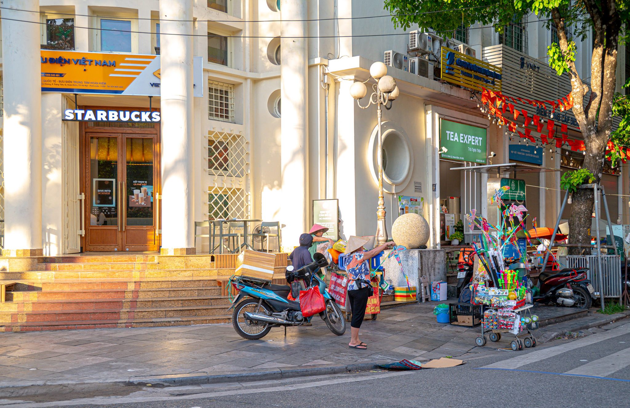 Nơi Starbucks sánh vai cùng trà đá, xiên que “bao vây” McDonald’s, bánh mì thịt xiên đặt trước Lotteria- Ảnh 2.
