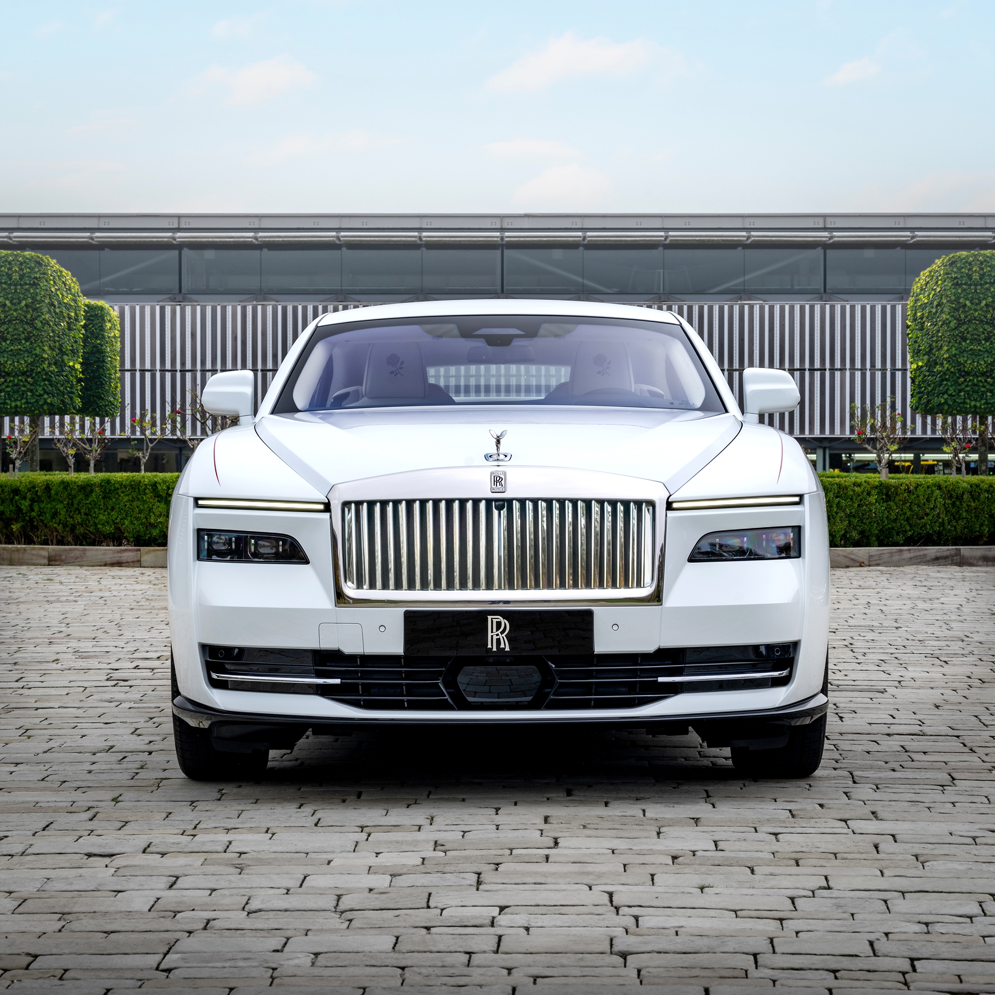 Mẹ tặng con gái Rolls-Royce Spectre hàng thửa với họa tiết hoa hồng thêu bằng kỹ thuật hoàn toàn mới- Ảnh 1. Mẹ tặng con gái Rolls-Royce Spectre hàng thửa với họa tiết hoa hồng thêu bằng kỹ thuật hoàn toàn mới- Ảnh 1.