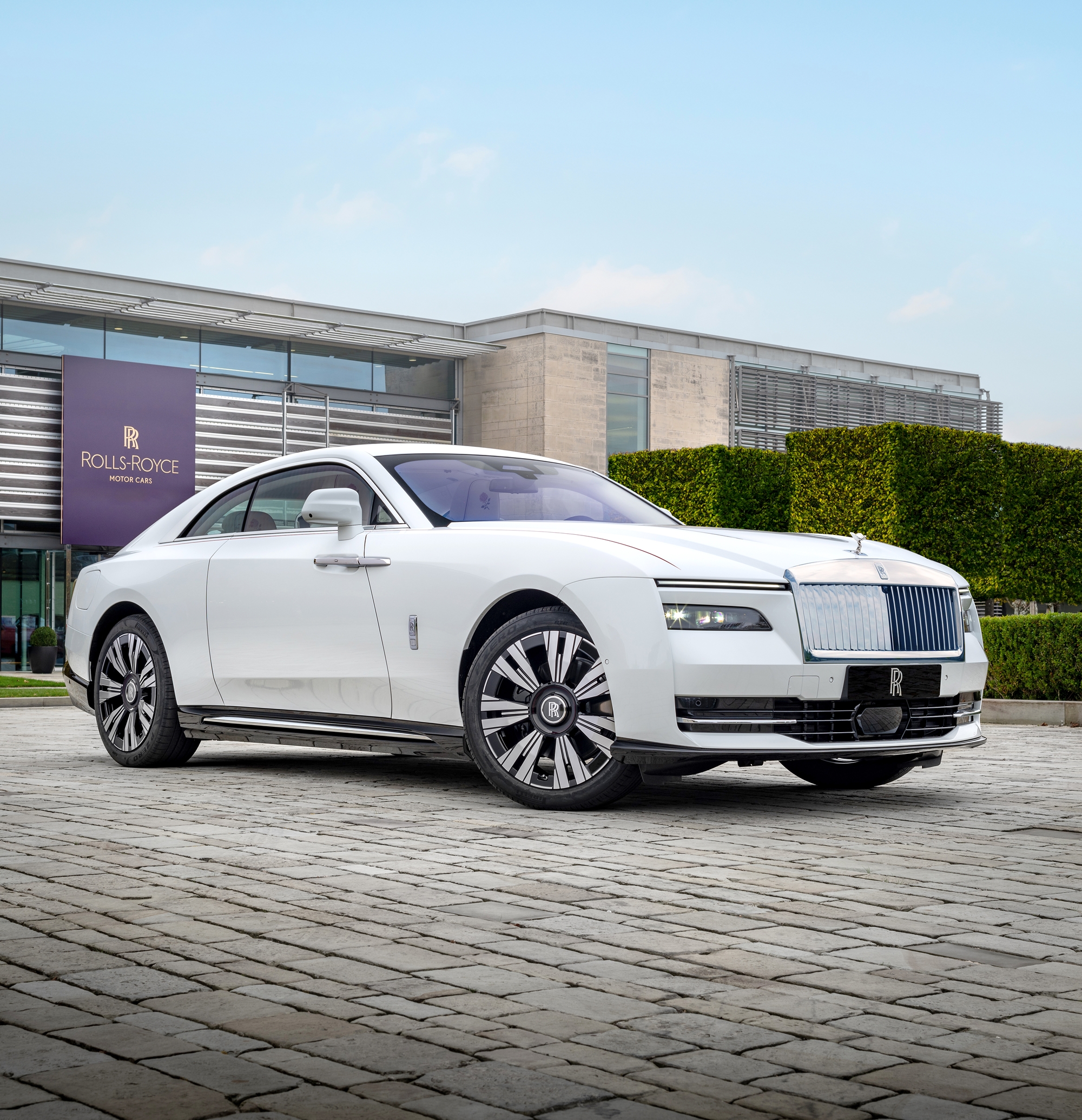 Mẹ tặng con gái Rolls-Royce Spectre hàng thửa với họa tiết hoa hồng thêu bằng kỹ thuật hoàn toàn mới- Ảnh 2. Mẹ tặng con gái Rolls-Royce Spectre hàng thửa với họa tiết hoa hồng thêu bằng kỹ thuật hoàn toàn mới- Ảnh 2.