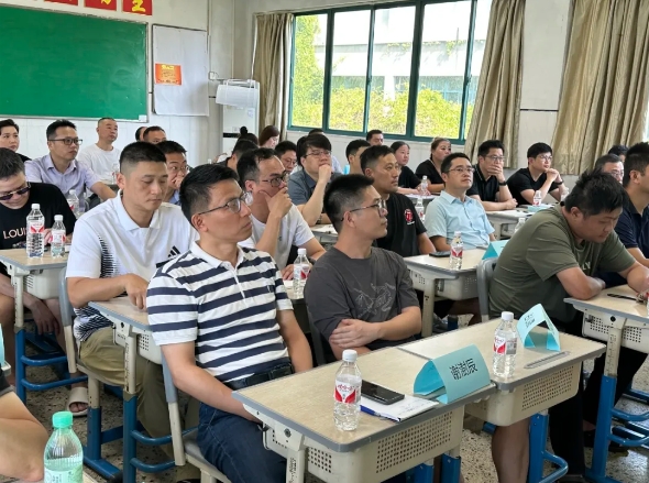 Giáo viên đứng lớp 40 năm nói thẳng: Không tâm linh nhưng nhìn dáng ngồi của cha mẹ khi đi họp phụ huynh, biết ngay con họ giàu sang hay lận đận- Ảnh 1. Giáo viên đứng lớp 40 năm nói thẳng: Không tâm linh nhưng nhìn dáng ngồi của cha mẹ khi đi họp phụ huynh, biết ngay con họ giàu sang hay lận đận- Ảnh 1.