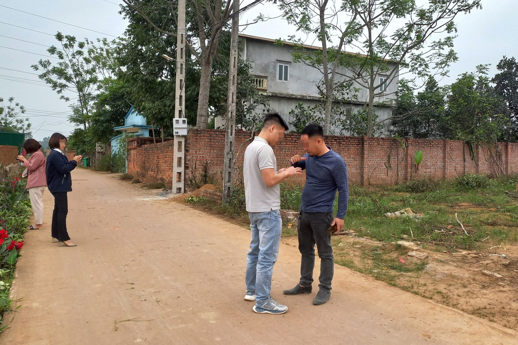 Nỗi niềm của nhà đầu tư đất nền: “Chủ đầu tư, môi giới bán xong 20-30 lô rồi rút đi, giờ muốn bán lại không ai mua”- Ảnh 1. Nỗi niềm của nhà đầu tư đất nền: “Chủ đầu tư, môi giới bán xong 20-30 lô rồi rút đi, giờ muốn bán lại không ai mua”- Ảnh 1.