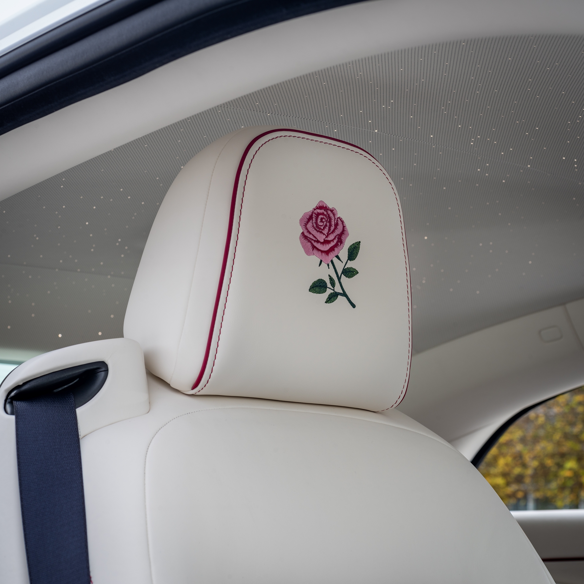 Mẹ tặng con gái Rolls-Royce Spectre hàng thửa với họa tiết hoa hồng thêu bằng kỹ thuật hoàn toàn mới- Ảnh 3. Mẹ tặng con gái Rolls-Royce Spectre hàng thửa với họa tiết hoa hồng thêu bằng kỹ thuật hoàn toàn mới- Ảnh 3.