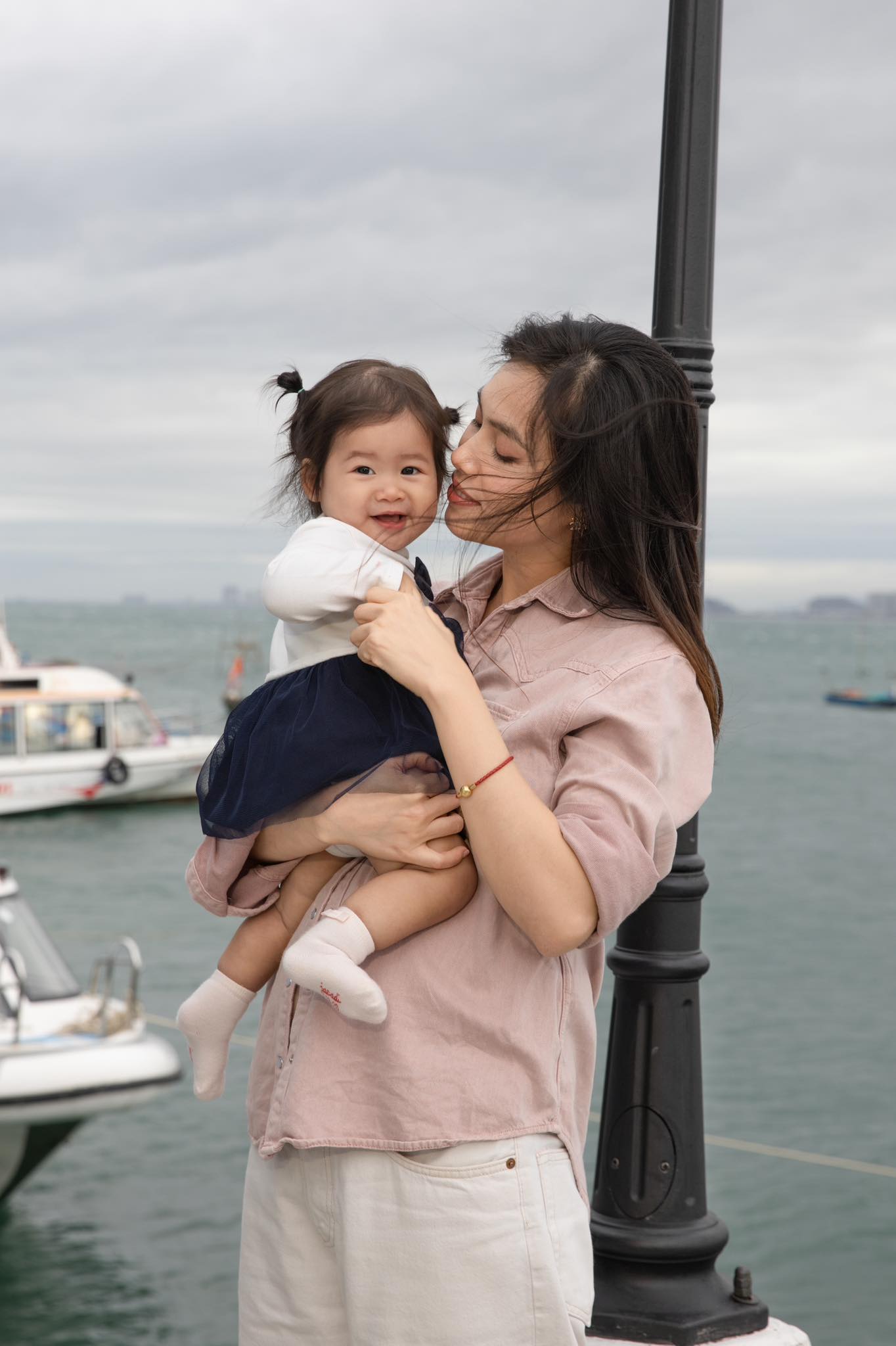 Mỹ nhân Việt kẹt ở nơi bị hàng trăm cảnh sát bao vây, phong tỏa nguyên 1 con đường- Ảnh 3. Mỹ nhân Việt kẹt ở nơi bị hàng trăm cảnh sát bao vây, phong tỏa nguyên 1 con đường- Ảnh 3.