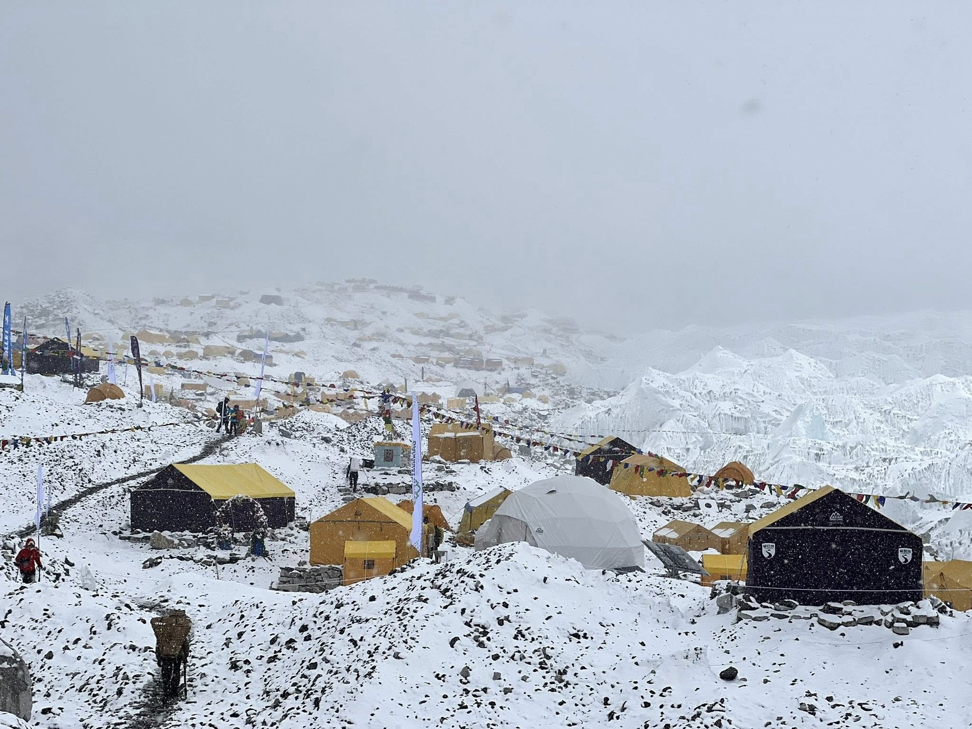 Chi hơn 2 tỷ đồng, 40 ngày mất kết nối - người Việt Nam lập kỳ tích ở Everest: “Tôi đã làm công tác tư tưởng với gia đình”- Ảnh 4. Chi hơn 2 tỷ đồng, 40 ngày mất kết nối - người Việt Nam lập kỳ tích ở Everest: “Tôi đã làm công tác tư tưởng với gia đình”- Ảnh 4.