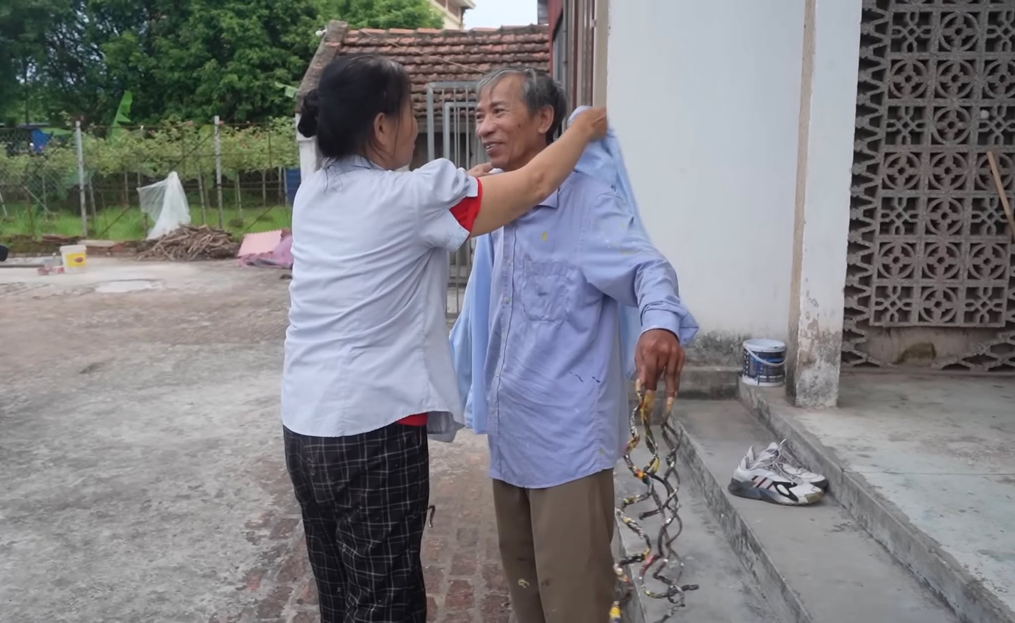 “Dị nhân” Nam Định nuôi móng tay 35 năm không cắt lên tiếng về thông tin muốn bán bộ móng với giá 7 tỷ- Ảnh 5. “Dị nhân” Nam Định nuôi móng tay 35 năm không cắt lên tiếng về thông tin muốn bán bộ móng với giá 7 tỷ- Ảnh 5.