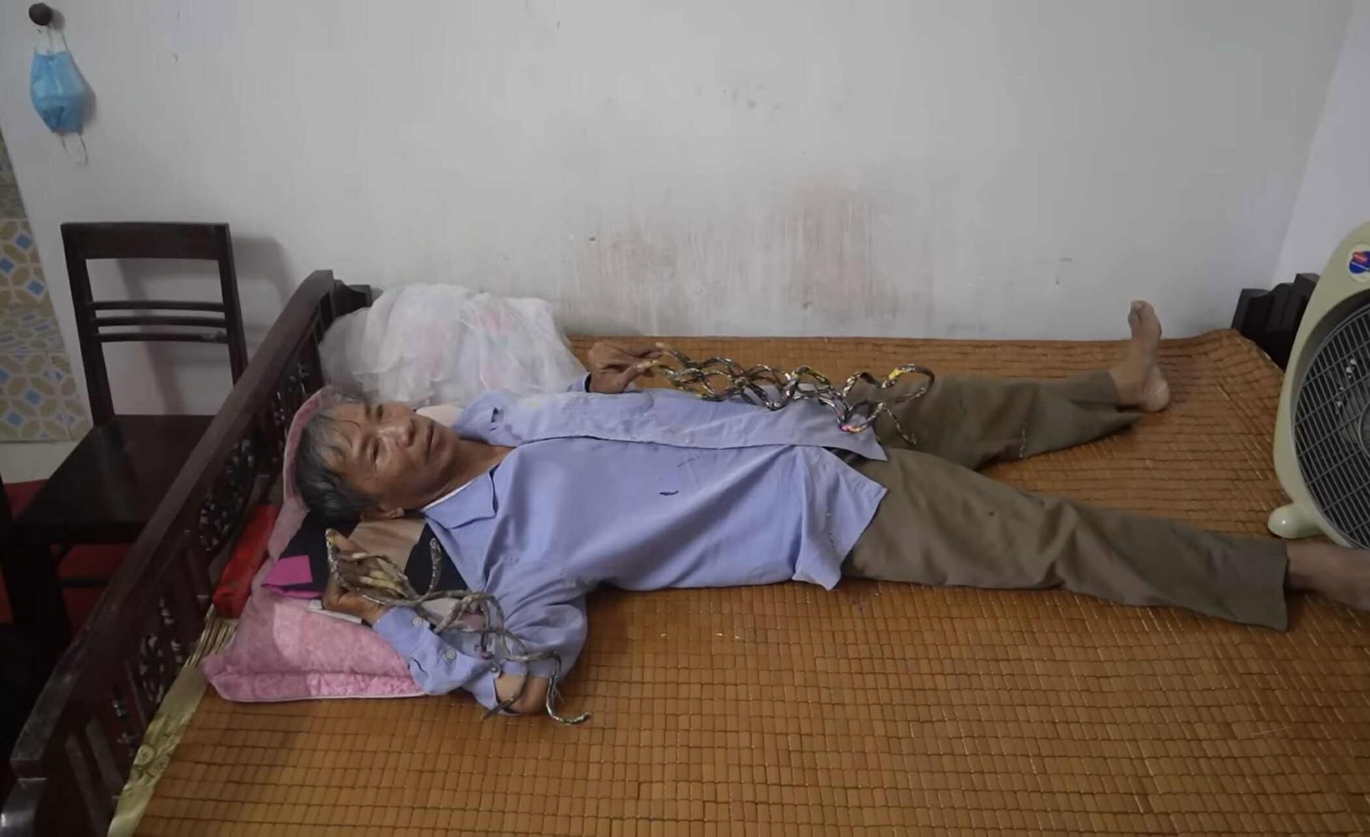 “Dị nhân” Nam Định nuôi móng tay 35 năm không cắt lên tiếng về thông tin muốn bán bộ móng với giá 7 tỷ- Ảnh 4. “Dị nhân” Nam Định nuôi móng tay 35 năm không cắt lên tiếng về thông tin muốn bán bộ móng với giá 7 tỷ- Ảnh 4.