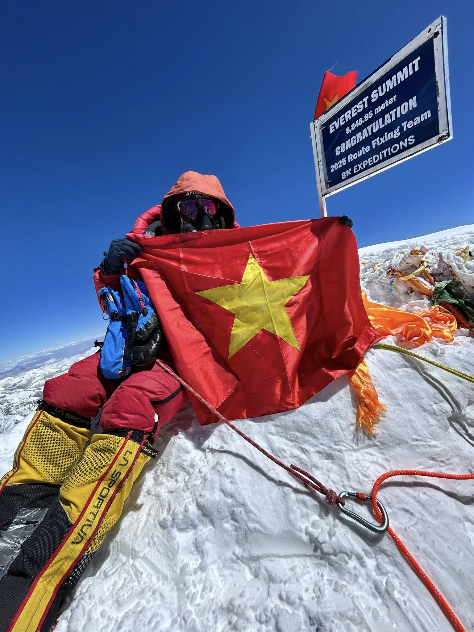 Chi hơn 2 tỷ đồng, 40 ngày mất kết nối - người Việt Nam lập kỳ tích ở Everest: “Tôi đã làm công tác tư tưởng với gia đình”- Ảnh 1. Chi hơn 2 tỷ đồng, 40 ngày mất kết nối - người Việt Nam lập kỳ tích ở Everest: “Tôi đã làm công tác tư tưởng với gia đình”- Ảnh 1.