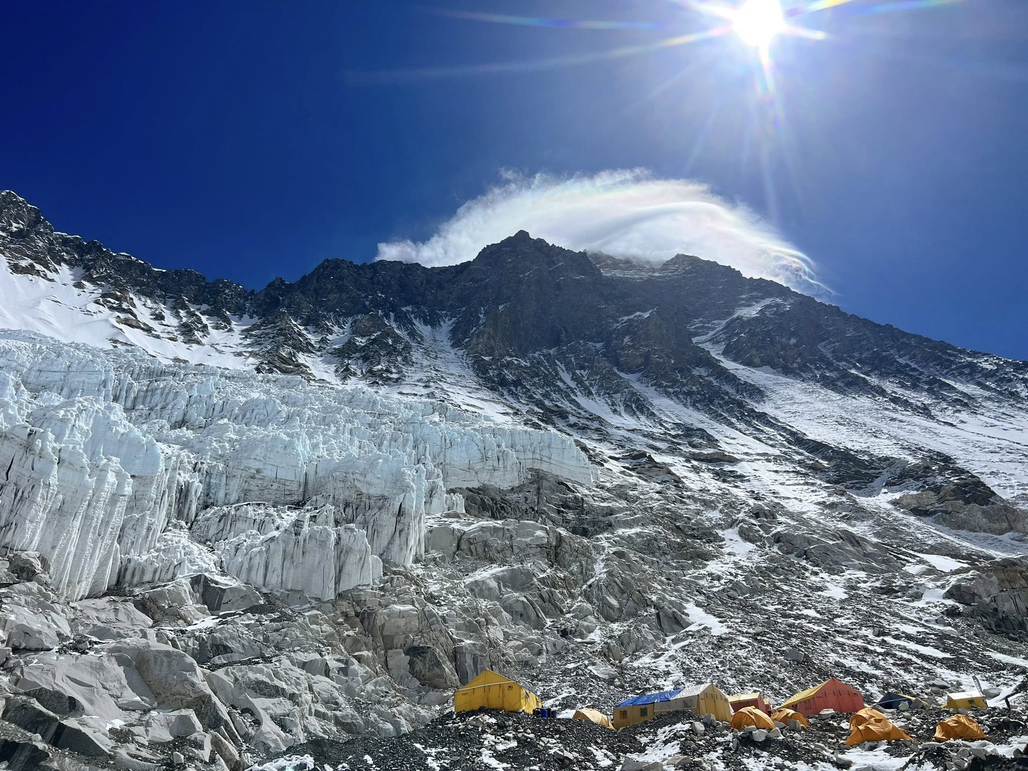 Chi hơn 2 tỷ đồng, 40 ngày mất kết nối - người Việt Nam lập kỳ tích ở Everest: “Tôi đã làm công tác tư tưởng với gia đình”- Ảnh 8. Chi hơn 2 tỷ đồng, 40 ngày mất kết nối - người Việt Nam lập kỳ tích ở Everest: “Tôi đã làm công tác tư tưởng với gia đình”- Ảnh 8.