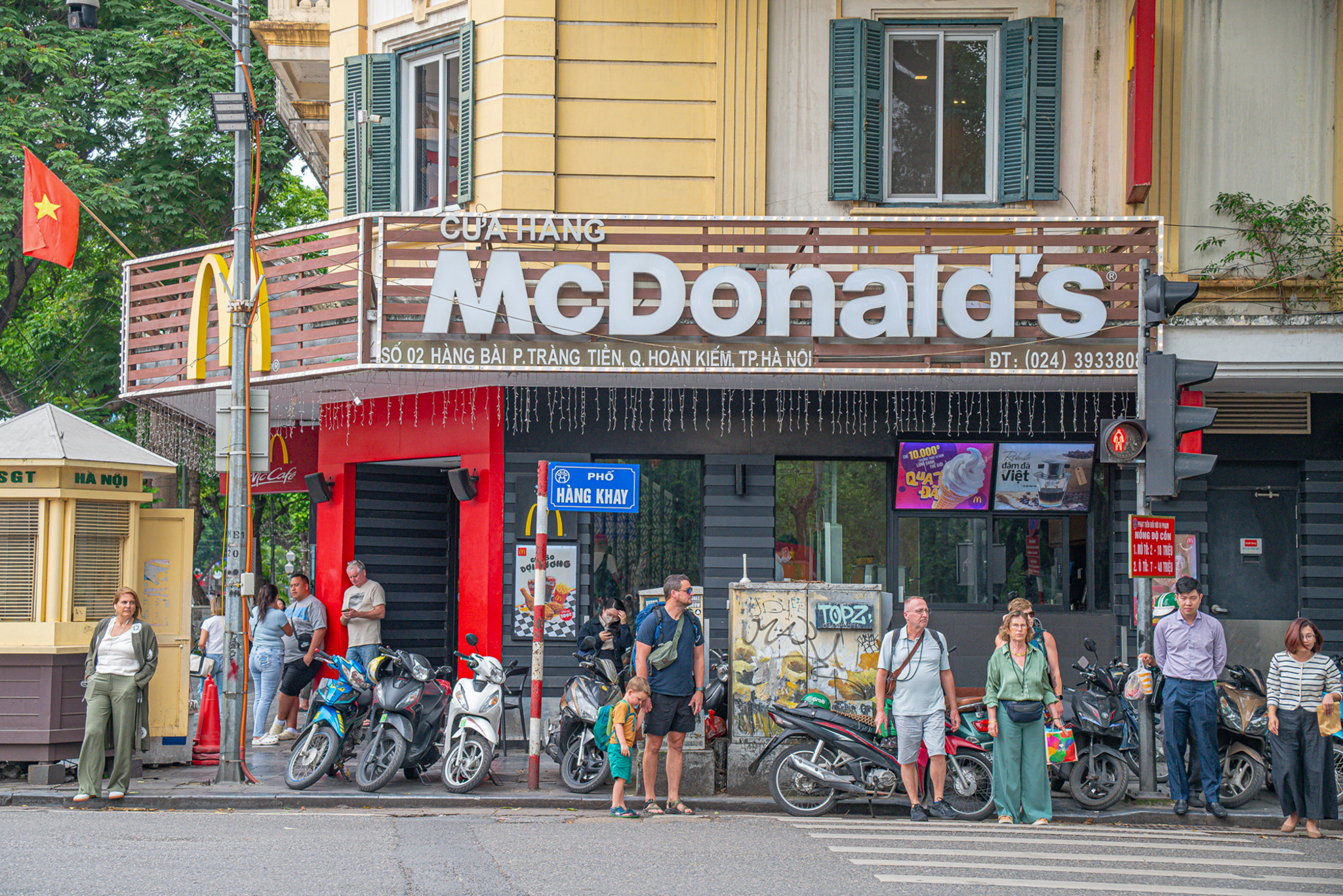 Nơi Starbucks sánh vai cùng trà đá, xiên que “bao vây” McDonald’s, bánh mì thịt xiên đặt trước Lotteria- Ảnh 5.