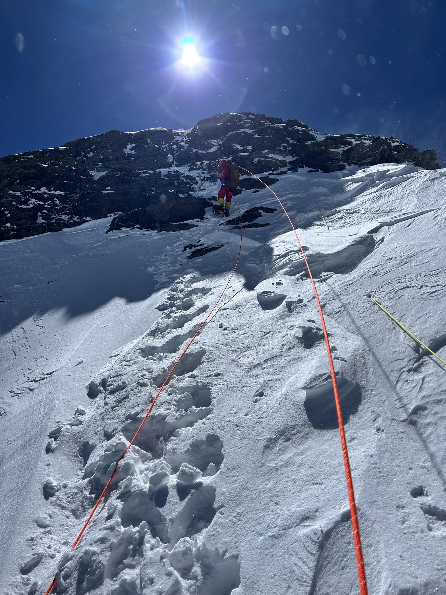 Chi hơn 2 tỷ đồng, 40 ngày mất kết nối - người Việt Nam lập kỳ tích ở Everest: “Tôi đã làm công tác tư tưởng với gia đình”- Ảnh 6. Chi hơn 2 tỷ đồng, 40 ngày mất kết nối - người Việt Nam lập kỳ tích ở Everest: “Tôi đã làm công tác tư tưởng với gia đình”- Ảnh 6.