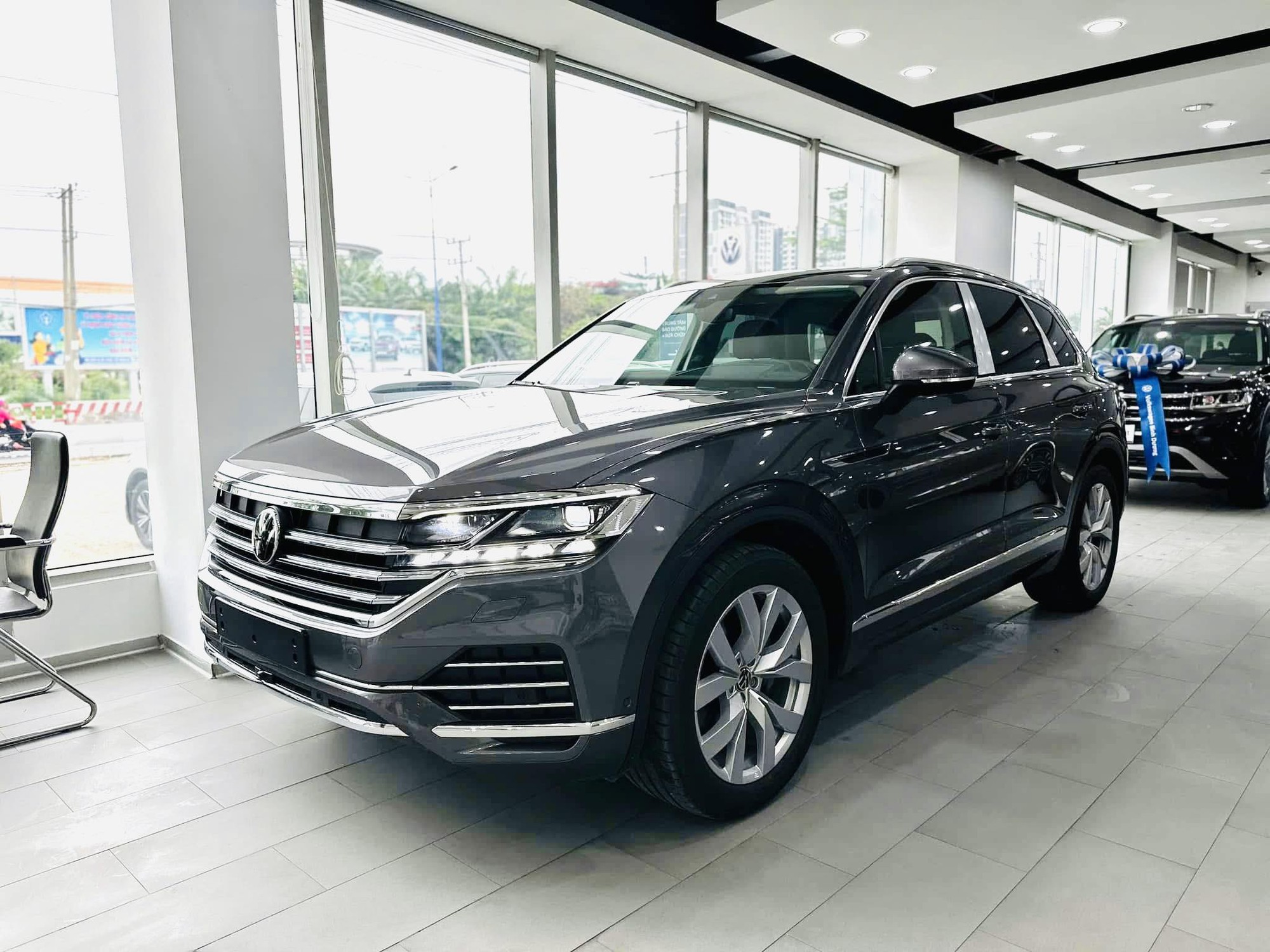 VW Touareg giảm giá kỷ lục hơn 330 triệu, xuống 2,3 tỷ đồng tại đại lý, đấu RX, Q7 trong khi chờ bản mới ra mắt- Ảnh 2. VW Touareg giảm giá kỷ lục hơn 330 triệu, xuống 2,3 tỷ đồng tại đại lý, đấu RX, Q7 trong khi chờ bản mới ra mắt- Ảnh 2.