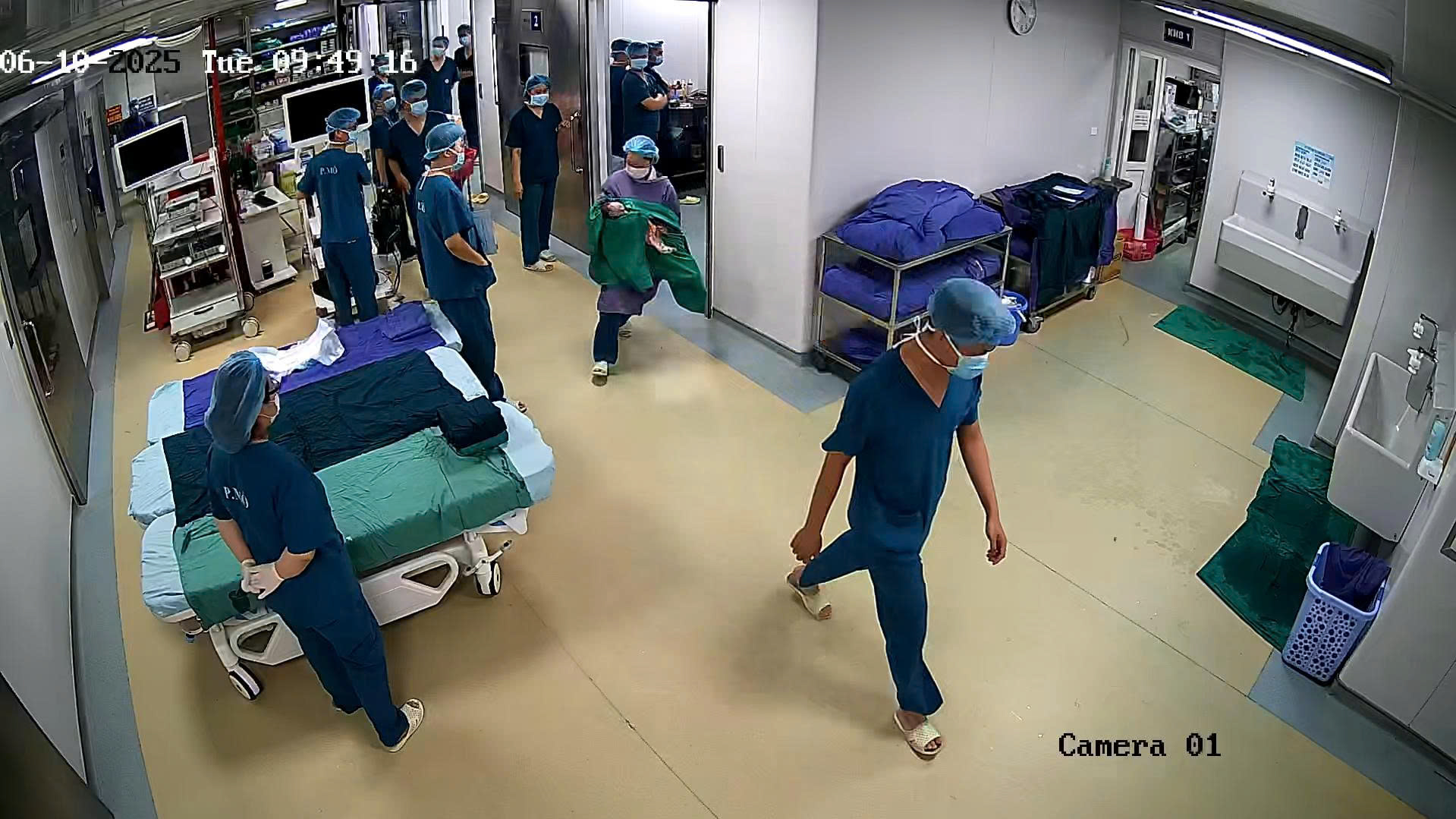 Bé trai sơ sinh ở Hà Nội tiên lượng nặng bật tiếng khóc đầu tiên, cả phòng mổ vỡ òa- Ảnh 2. Bé trai sơ sinh ở Hà Nội tiên lượng nặng bật tiếng khóc đầu tiên, cả phòng mổ vỡ òa- Ảnh 2.