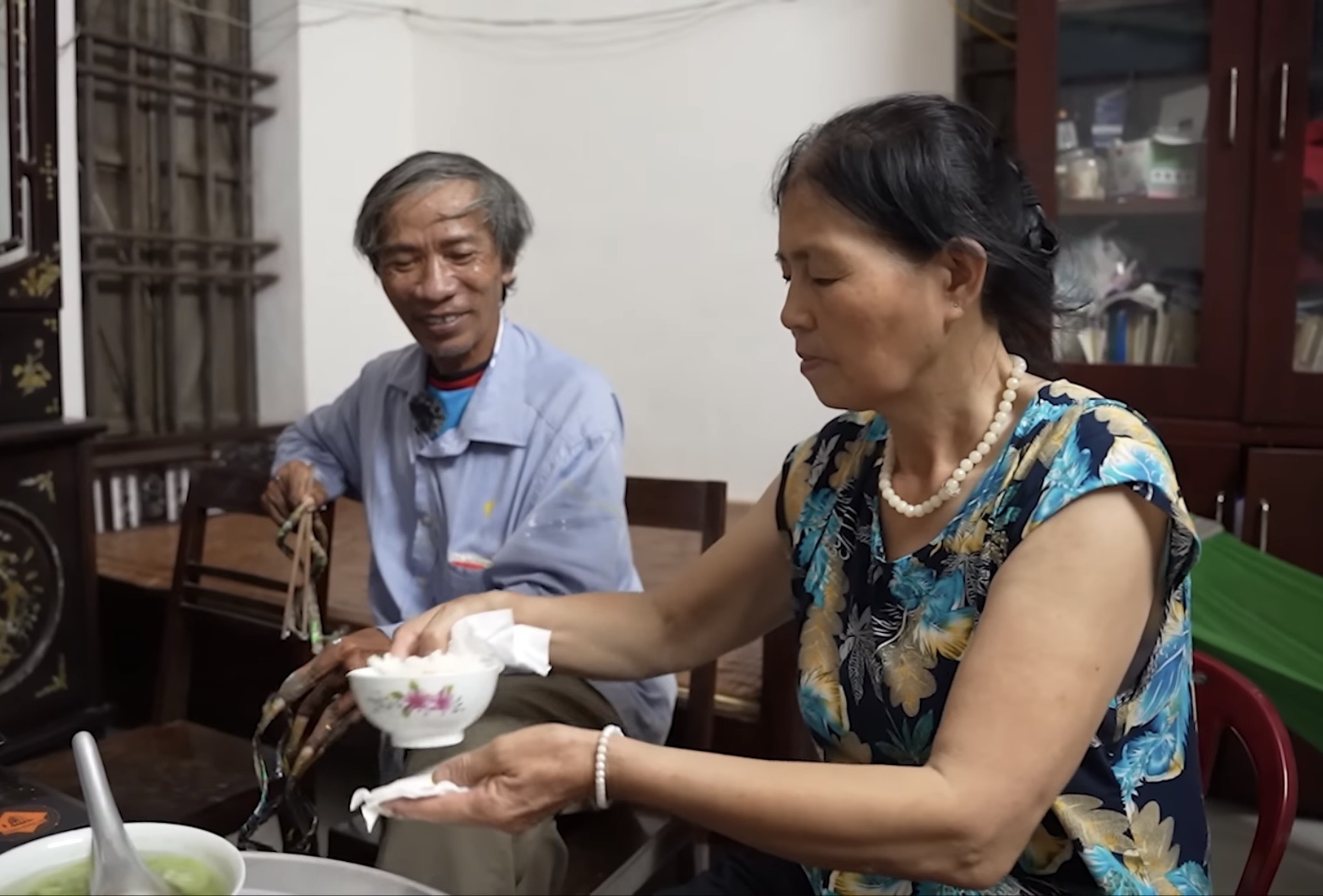 “Dị nhân” Nam Định nuôi móng tay 35 năm không cắt lên tiếng về thông tin muốn bán bộ móng với giá 7 tỷ- Ảnh 2. “Dị nhân” Nam Định nuôi móng tay 35 năm không cắt lên tiếng về thông tin muốn bán bộ móng với giá 7 tỷ- Ảnh 2.
