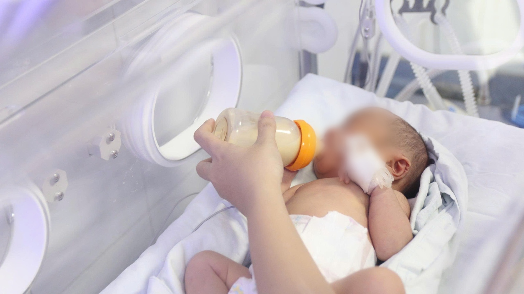 Bé trai sơ sinh ở Hà Nội tiên lượng nặng bật tiếng khóc đầu tiên, cả phòng mổ vỡ òa- Ảnh 3. Bé trai sơ sinh ở Hà Nội tiên lượng nặng bật tiếng khóc đầu tiên, cả phòng mổ vỡ òa- Ảnh 3.